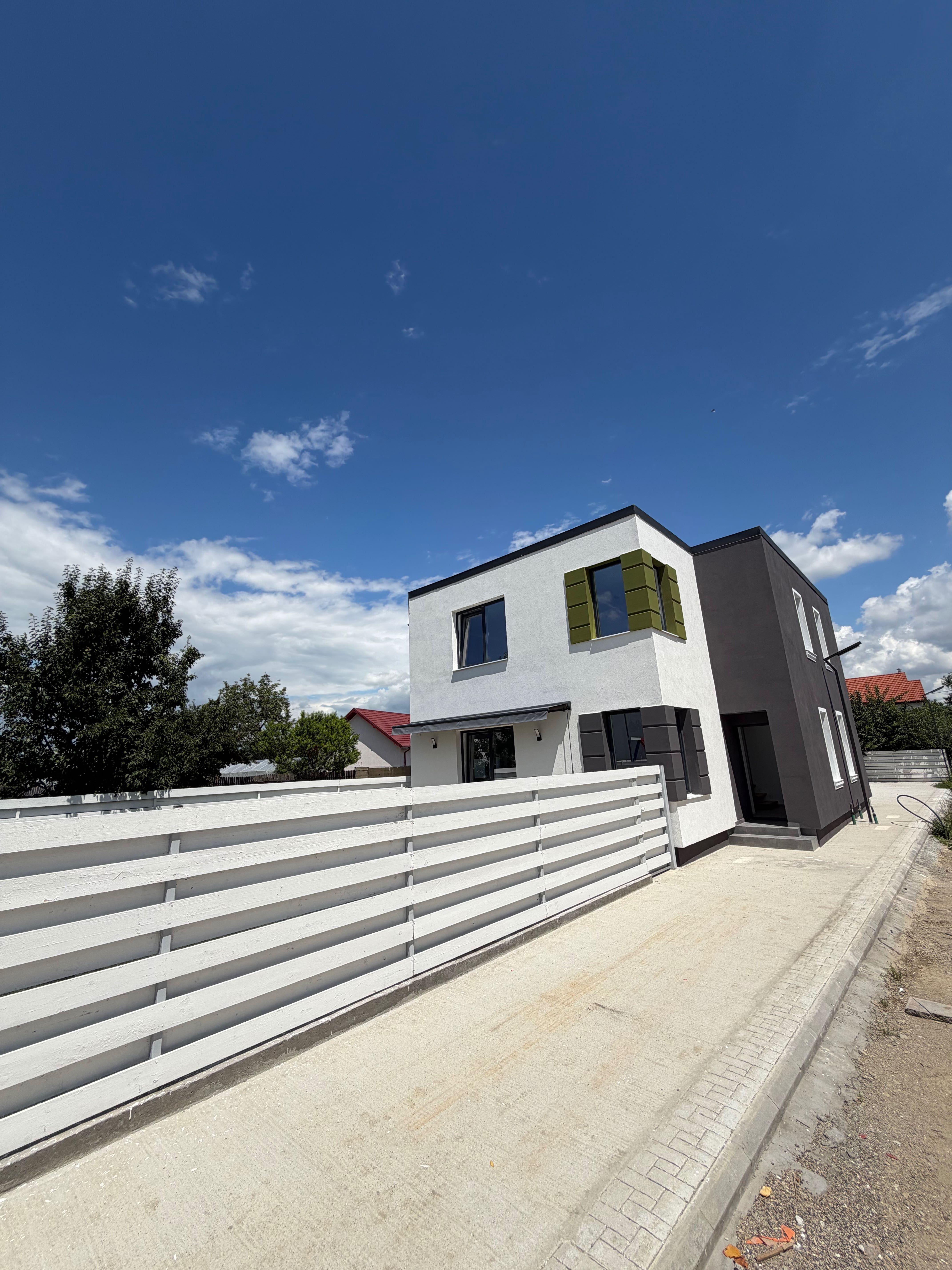 Casa noua de vanzare tip duplex in oras comunitate privata