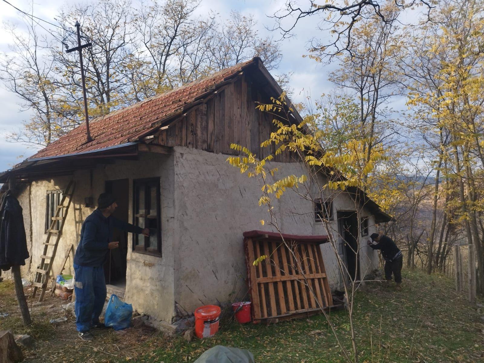 Vând teren cu casa bătrânească