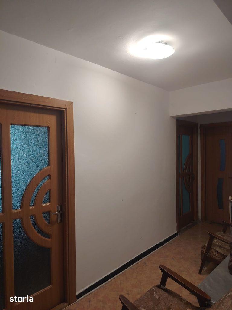 Apartament 3 camere cu 2 balcoane în Bacău