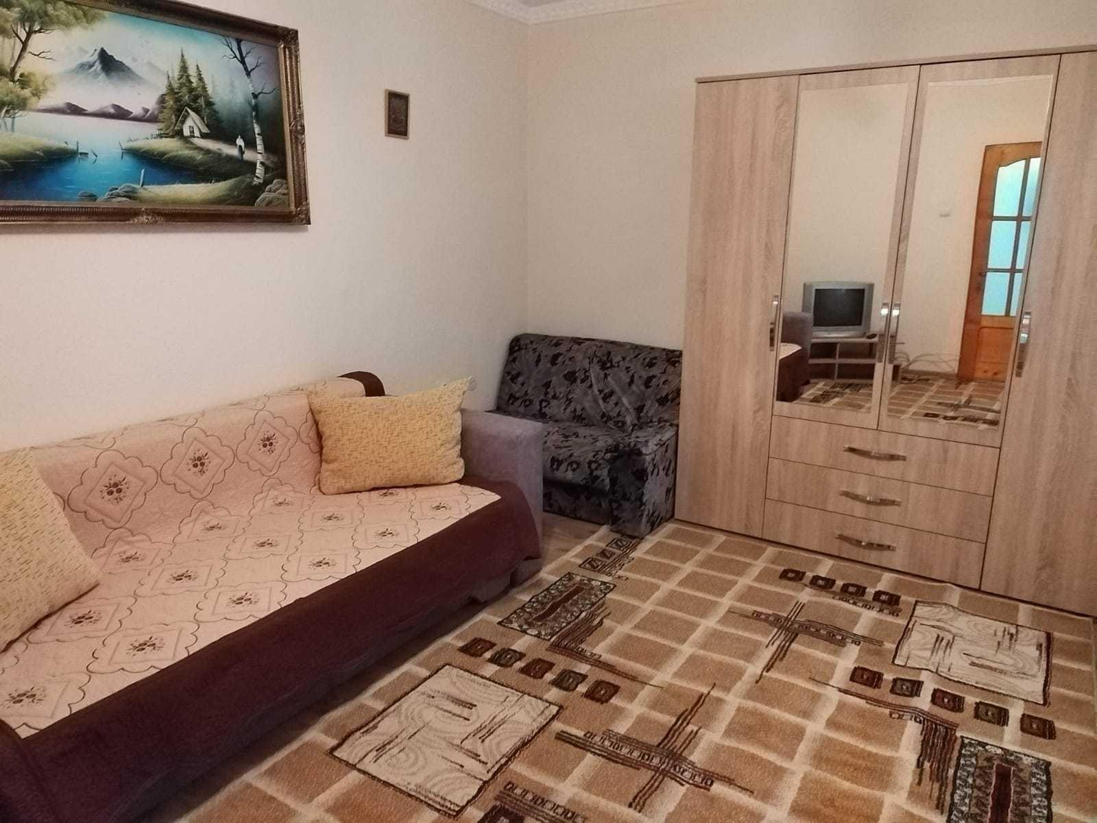 Inchiriez apartament cu 2 camere decomandate zona UR