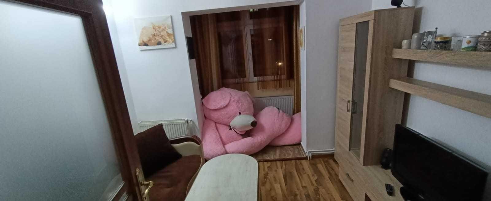 Închiriez apartament cu 2 camere