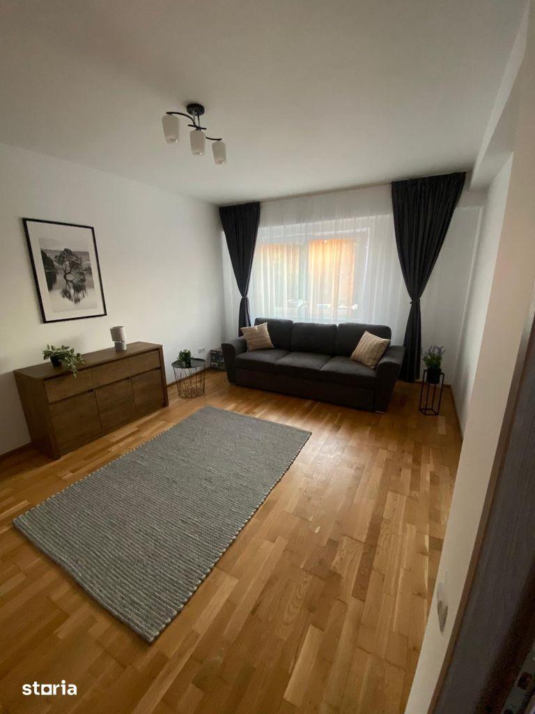 Inchiriez apartament doua camere-Zamca bloc nou(loc de parcare inclus)