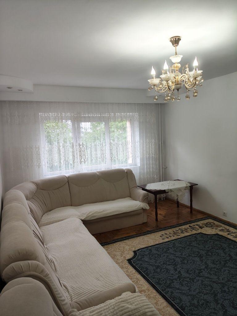 De inchiriat apartament 3 camere et.1  in Obcini.