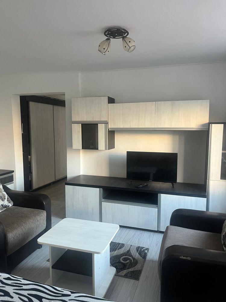 Închiriez apartament cu 3 camere decomandat. 350€ negociabil.
