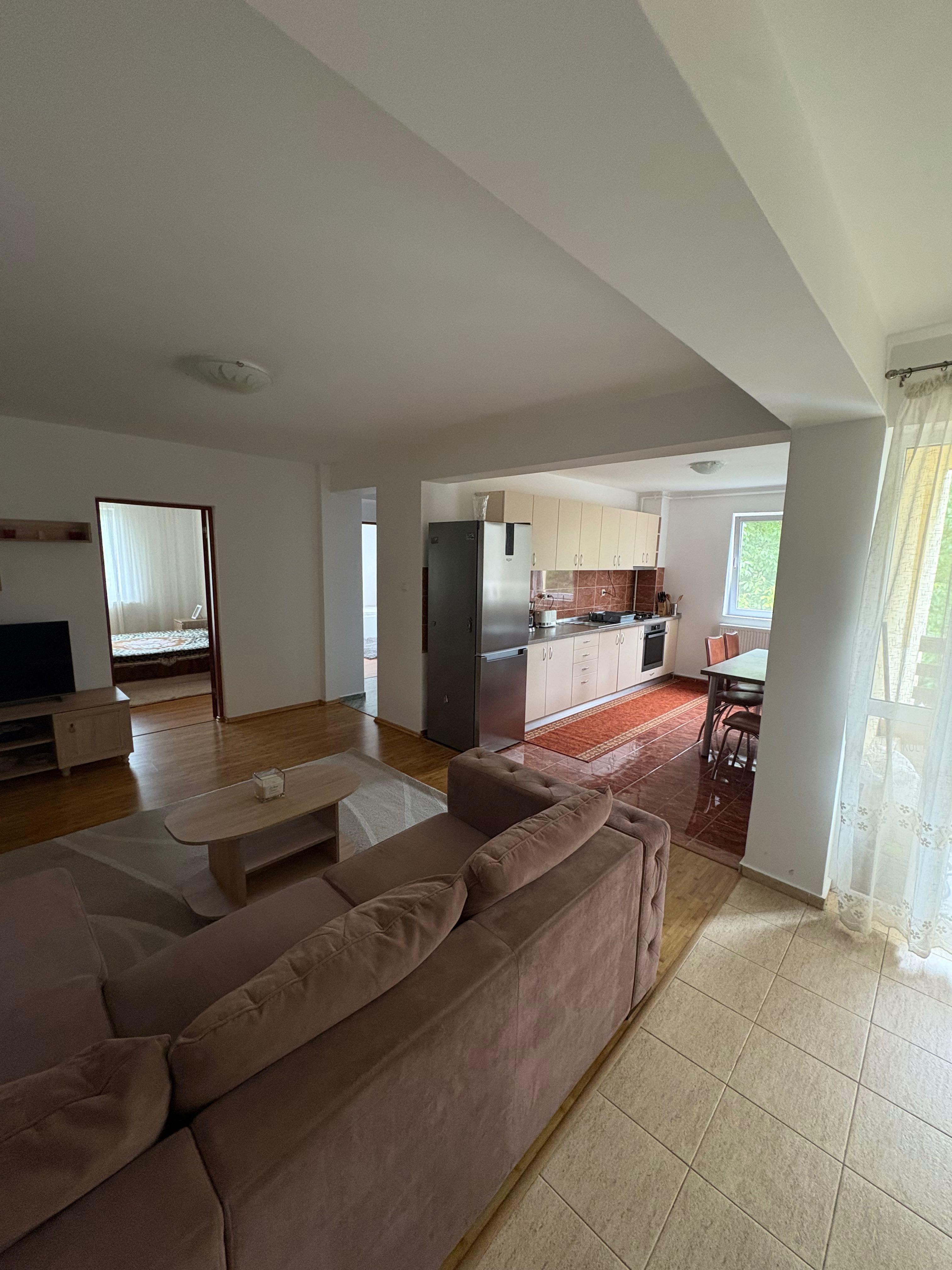 Apartament pentru închiriat cu 3 camere în Unirea