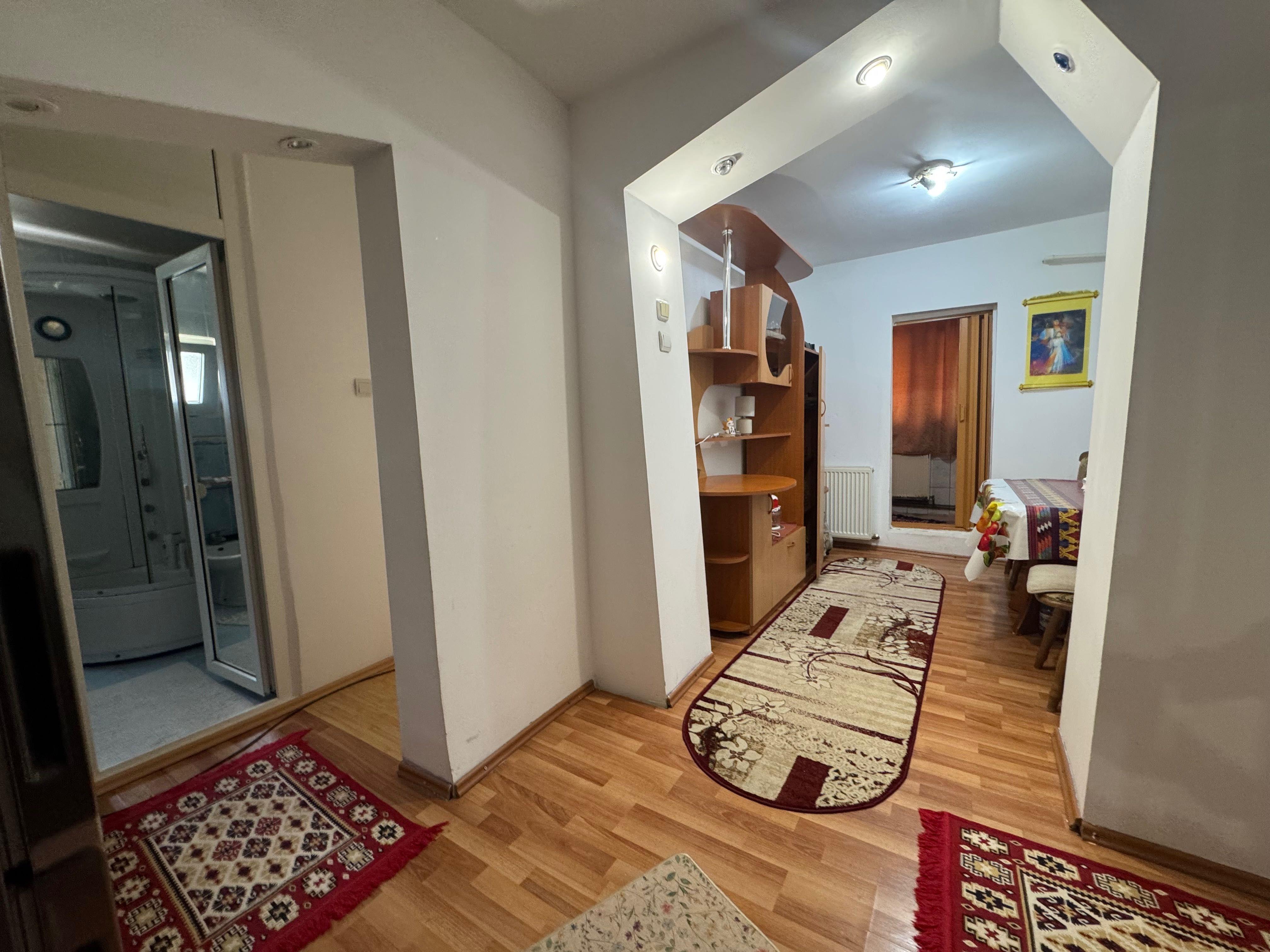 Vand apartament doua camere Targu Carbunesti