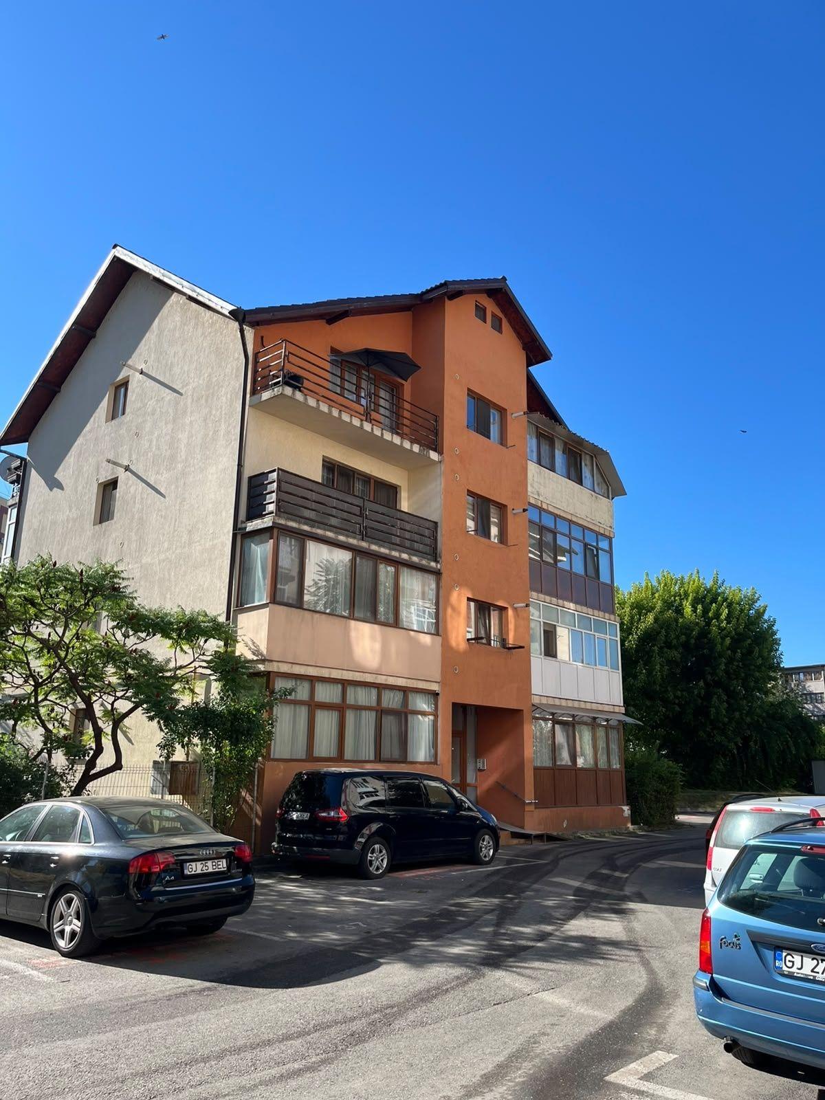 Vând  apartament cu doua camere.