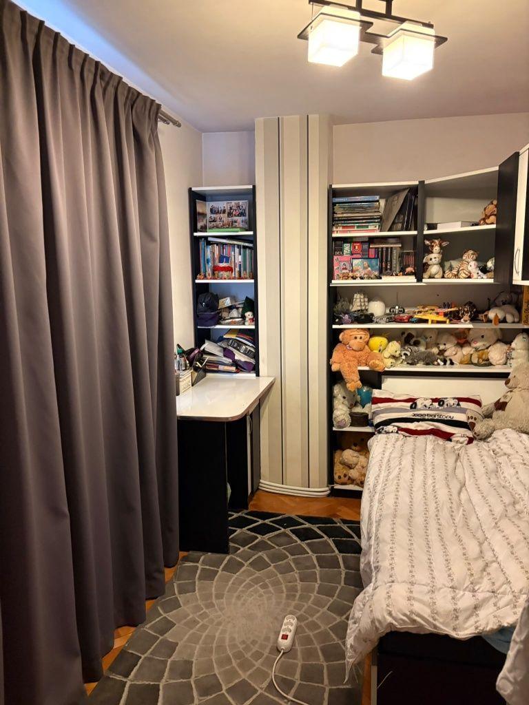 Apartament 4 camere, 2 băi, o terasă,