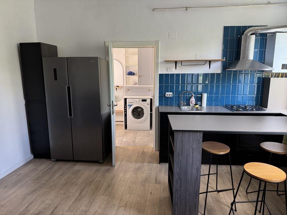 Inchiriez apartamet la casa cu curte comuna