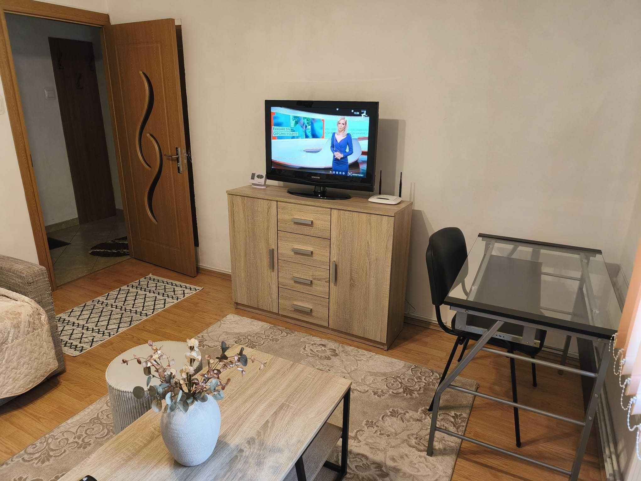 Dau în chirie garsonieră amenajată utilată confort I la parter 4 în bloc de garsoniere în cartierul Dâmbul Pietros.