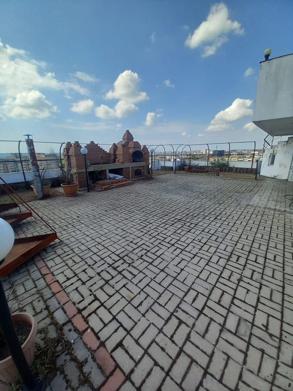 PENTHOUSE EXCLUSIVIST ÎN Craiova–761  MP   –piscina privată-KM 0