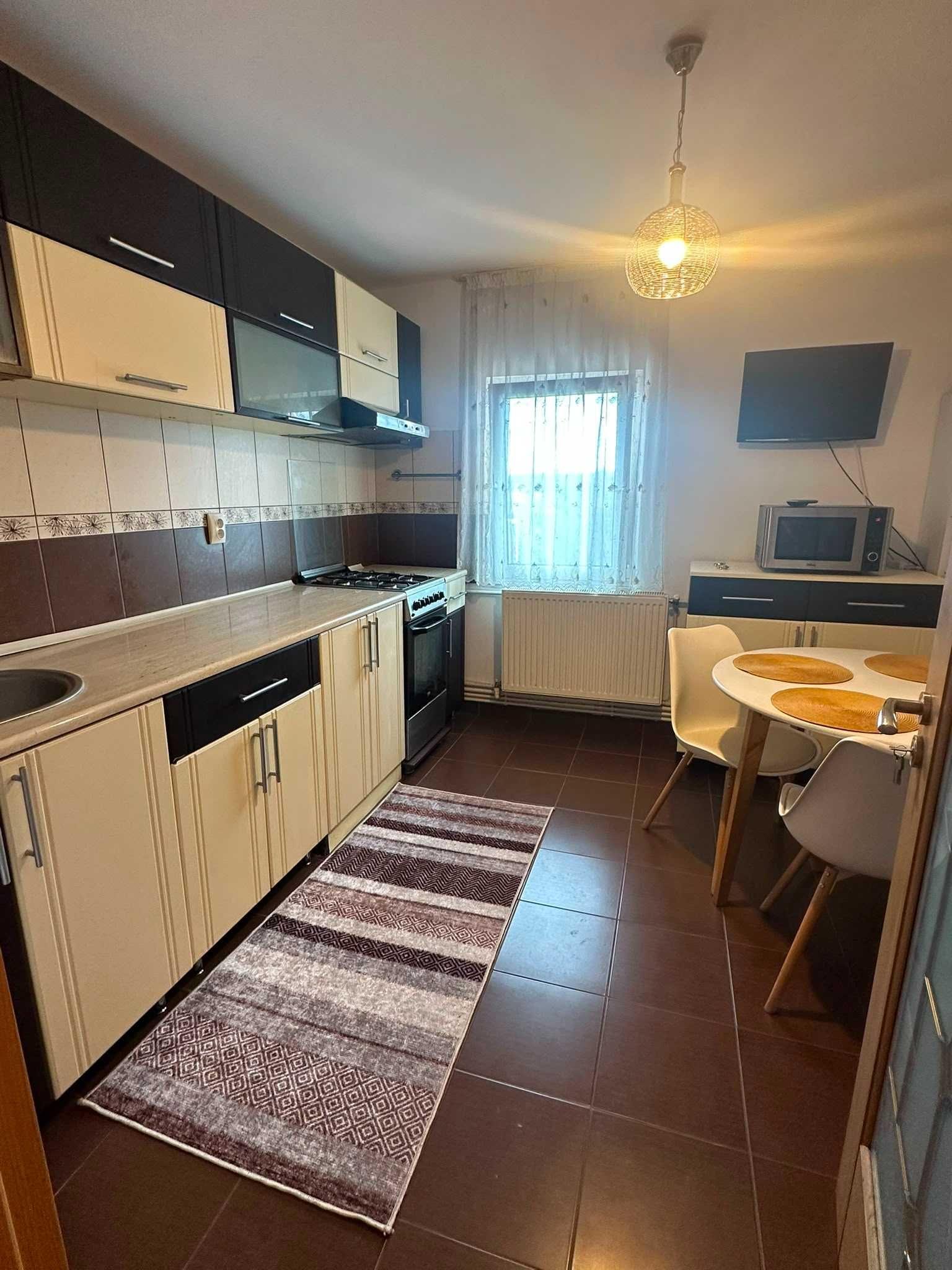 Inchiriez apartament in Brosteni
