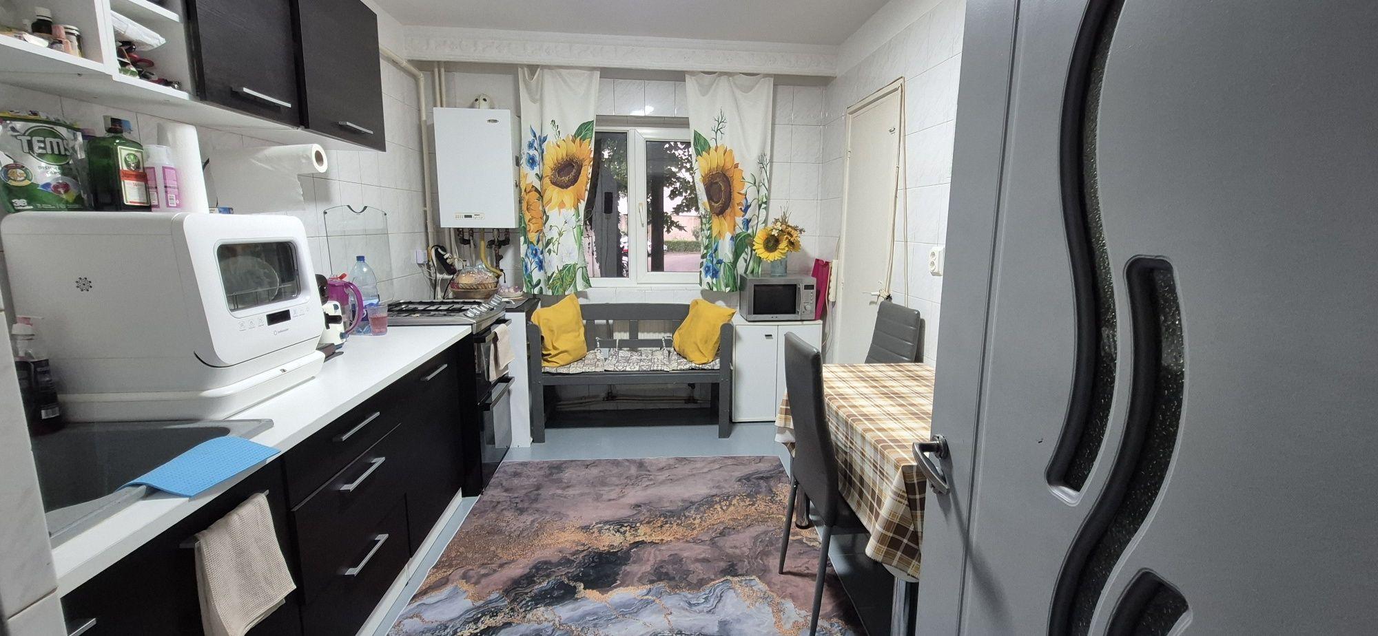 Proprietar – vand apartament decomandat 3 camere (configurat în prezent cu 4 camere ), 79,22 mp utili, bloc tip vilă – Bistrița Lac