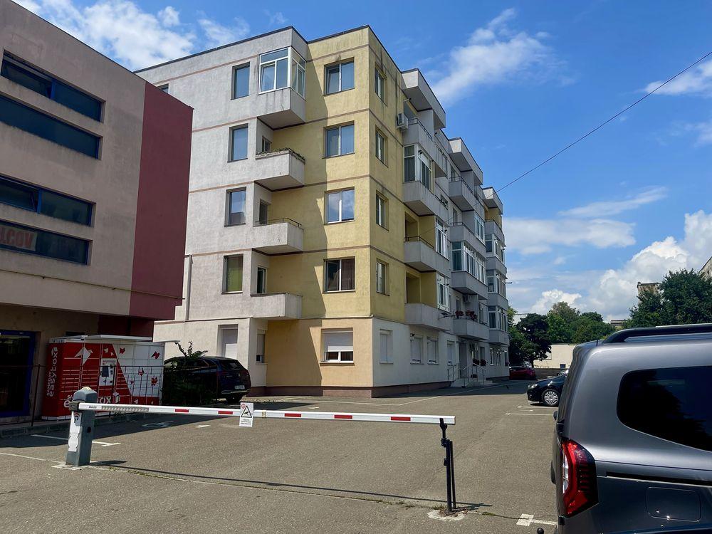 Ofer spre închiriat aparatament , 2 camere decomandat , complet mobilat zona Milcov .