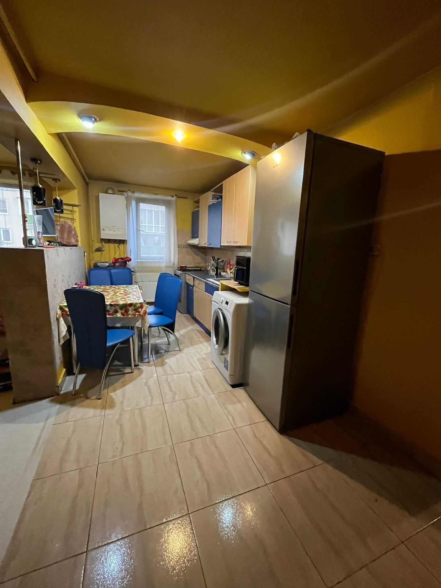 Vand apartament 3 camere Aleea Plopilor zona Decebal