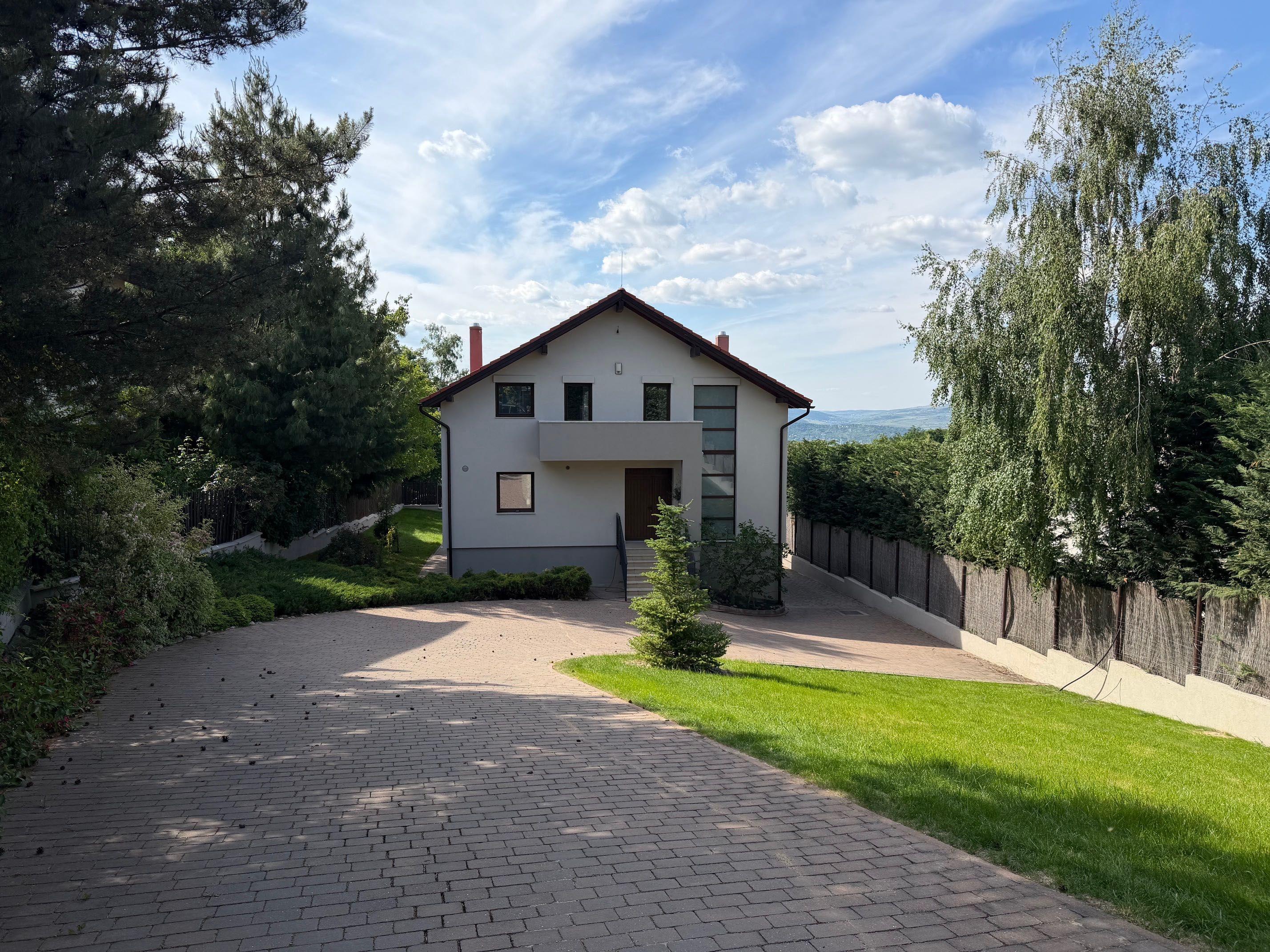 Inchiriez vila in Faget - imagine 1