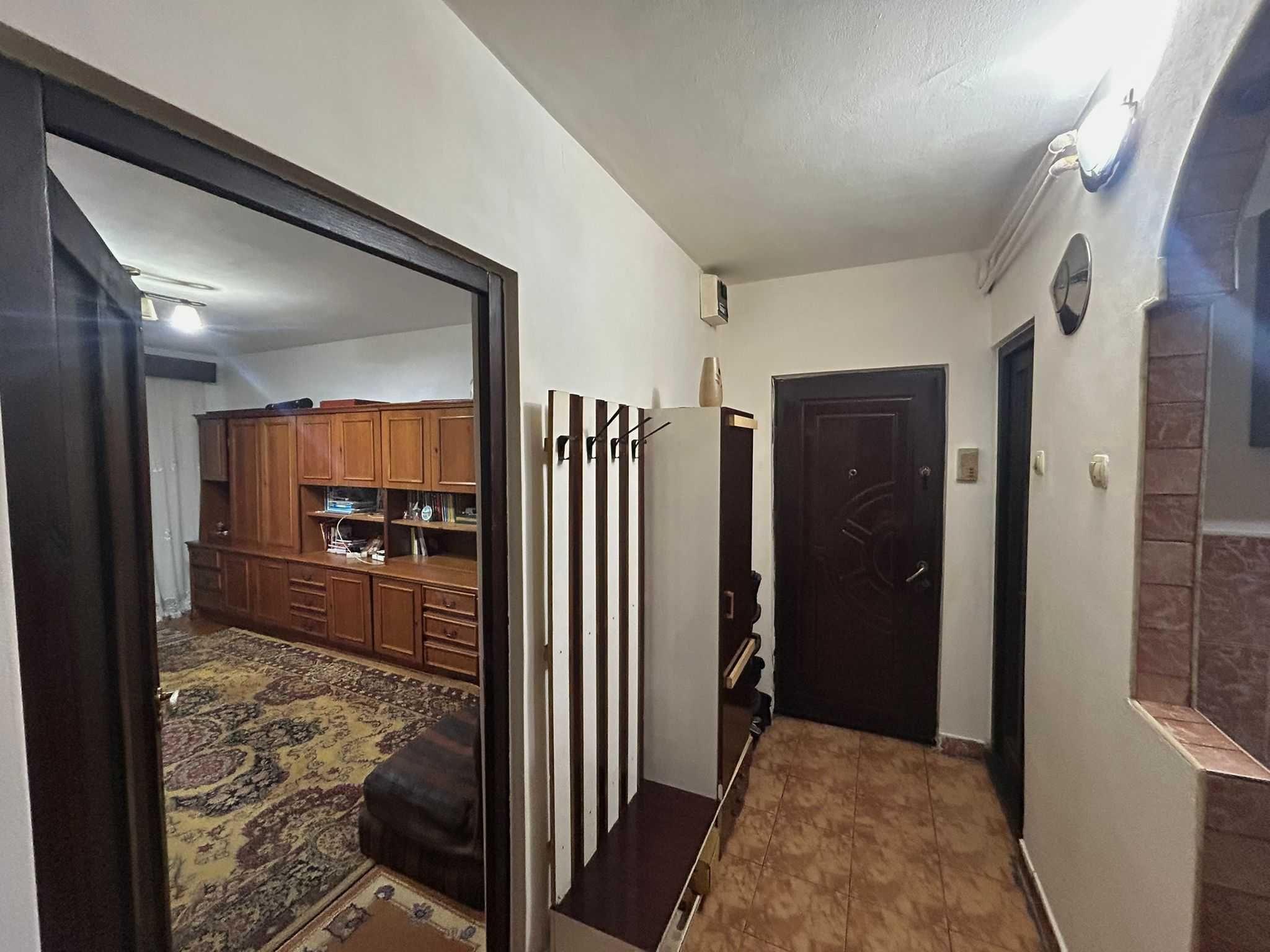 Apartament 3 camere - spațios, luminos, balcon mare. - imagine 1