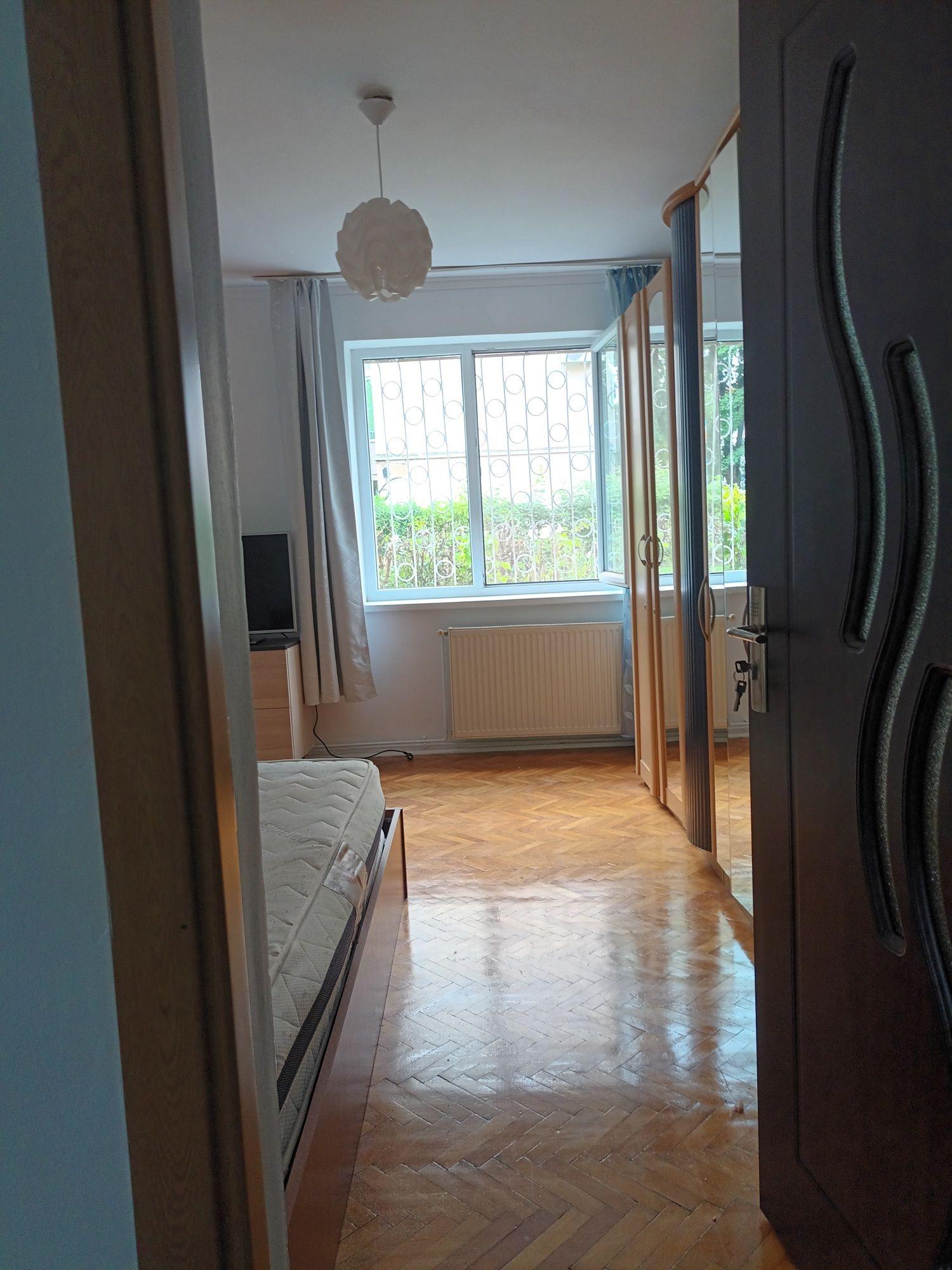 Închiriez apartament