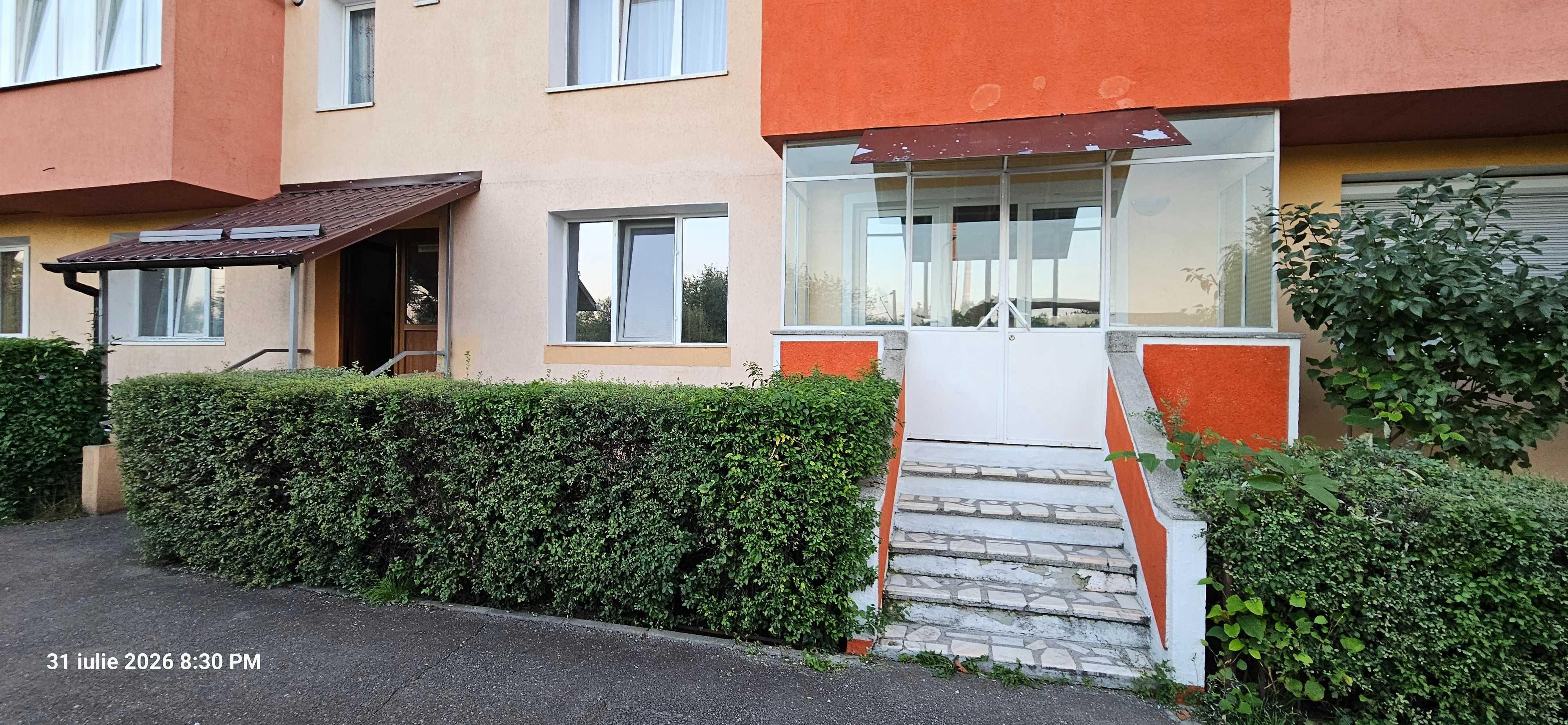 inchiriez apartament 3cam sediu firma la parter