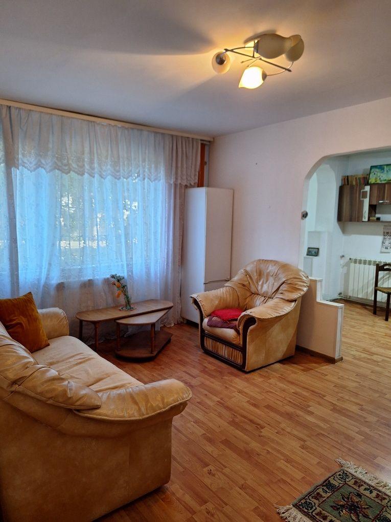 Vând apartament 3 camere semidecomandat  ultracentral