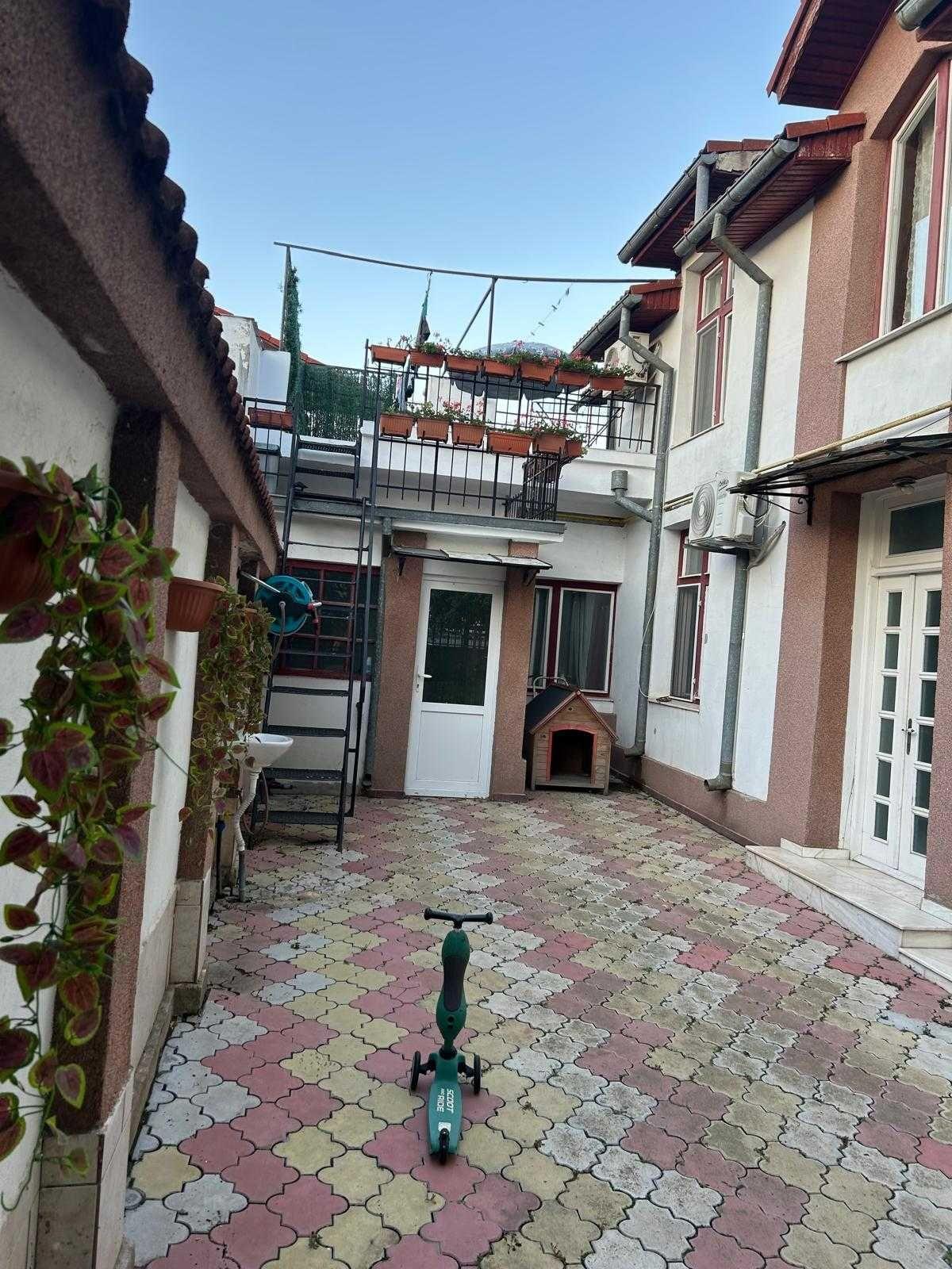 Apartament 3 camere si terasa superba - Casa Casatoriilor. Disponibil Sep - Iun - imagine 1