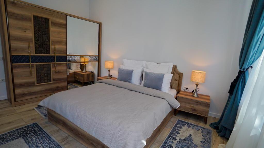 Închiriez apartament 3 camere in zona ultracentrala - imagine 1