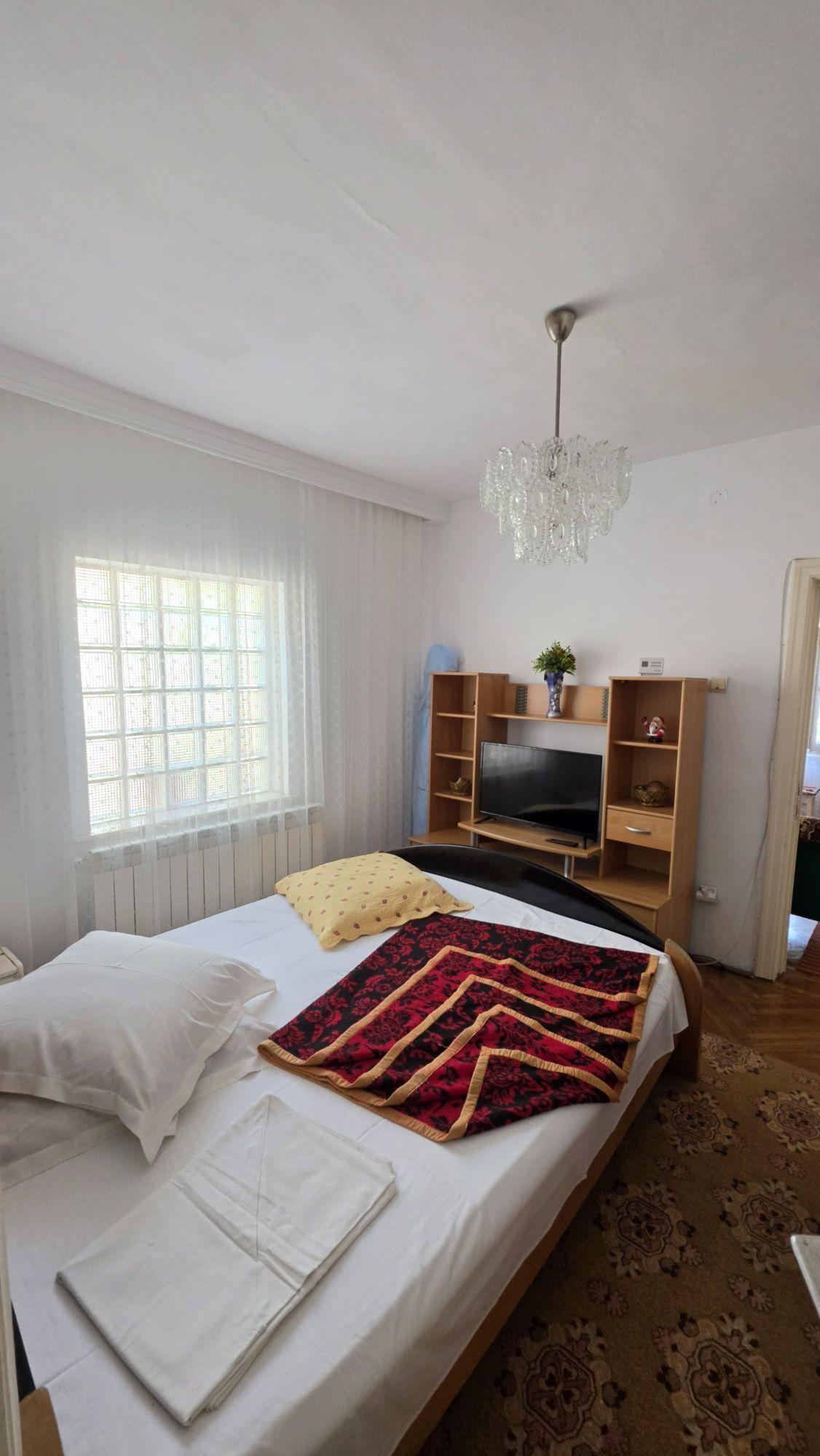 Camere la curte de inchiriat