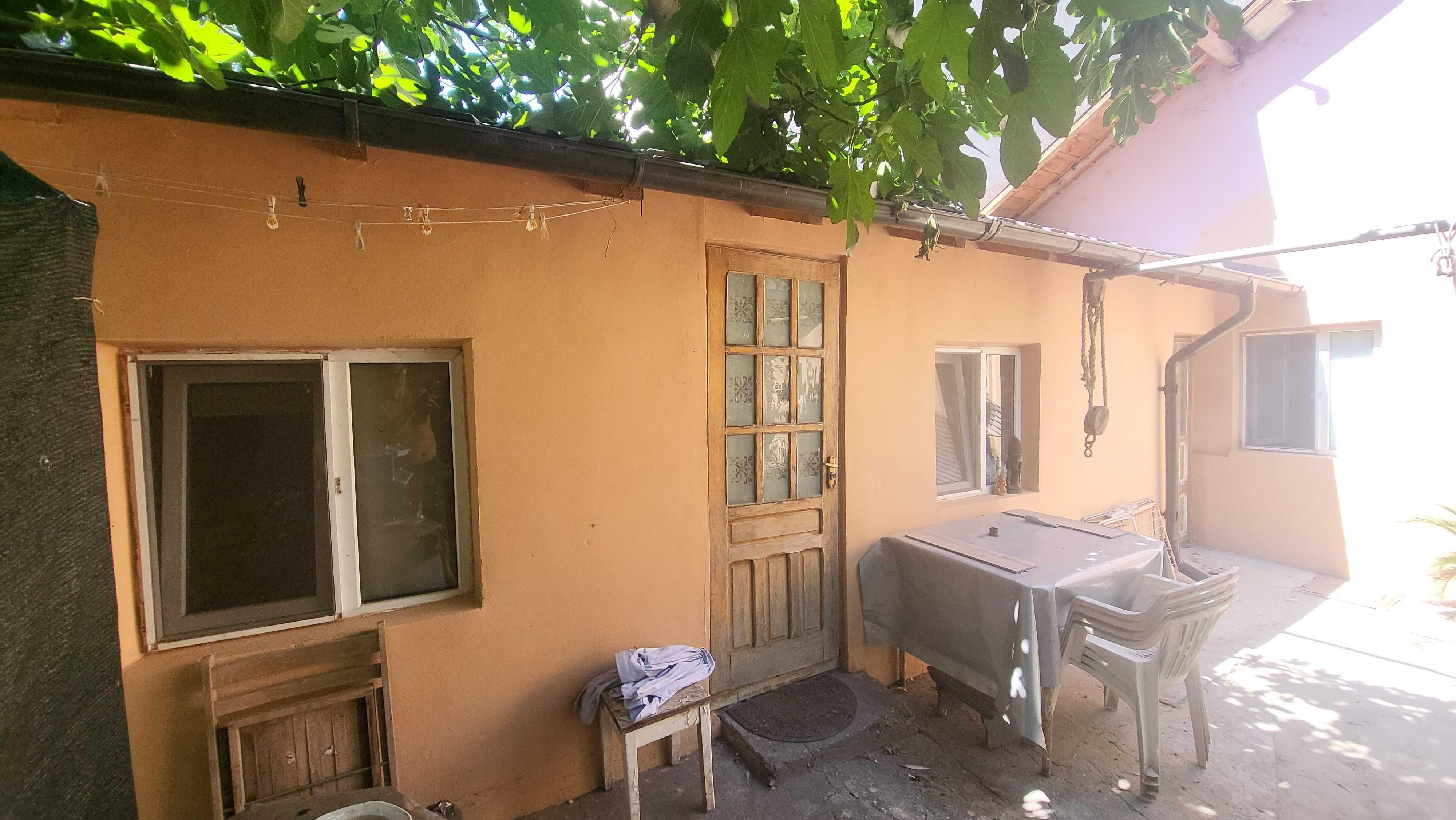 Închiriez studio/garsonieră la curte