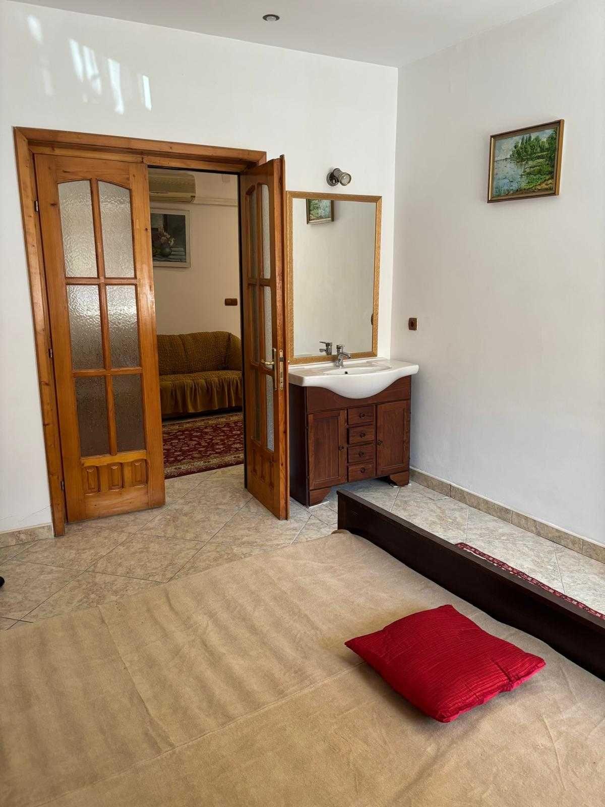 Casă la curte, 90 mp, complet mobilată și utilată – zona Trocadero/Flamânda