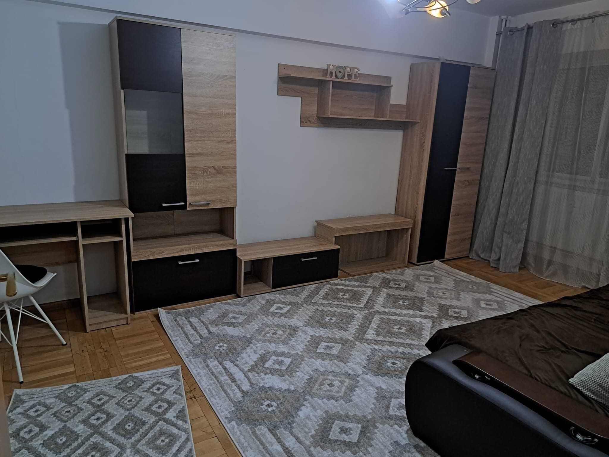 Închiriez apartament decomandat, două camere,mobilat complet, zonă bună, Rovine Poștă