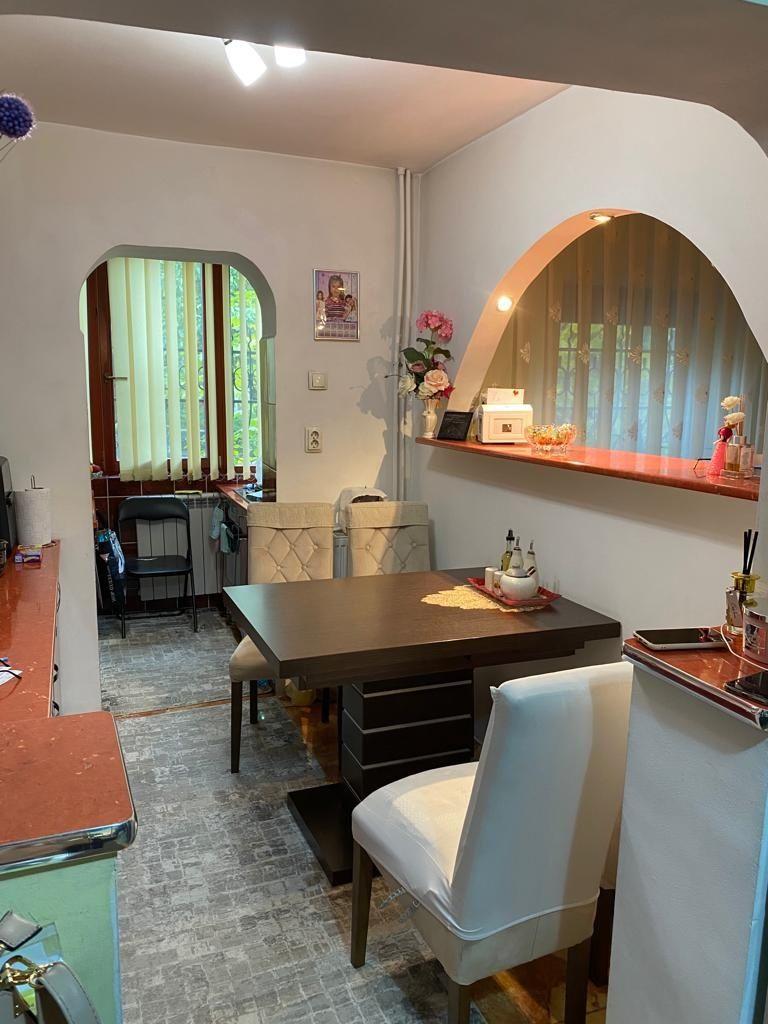 Vind apartament cu 4 camere + uscatorie PB. La parter