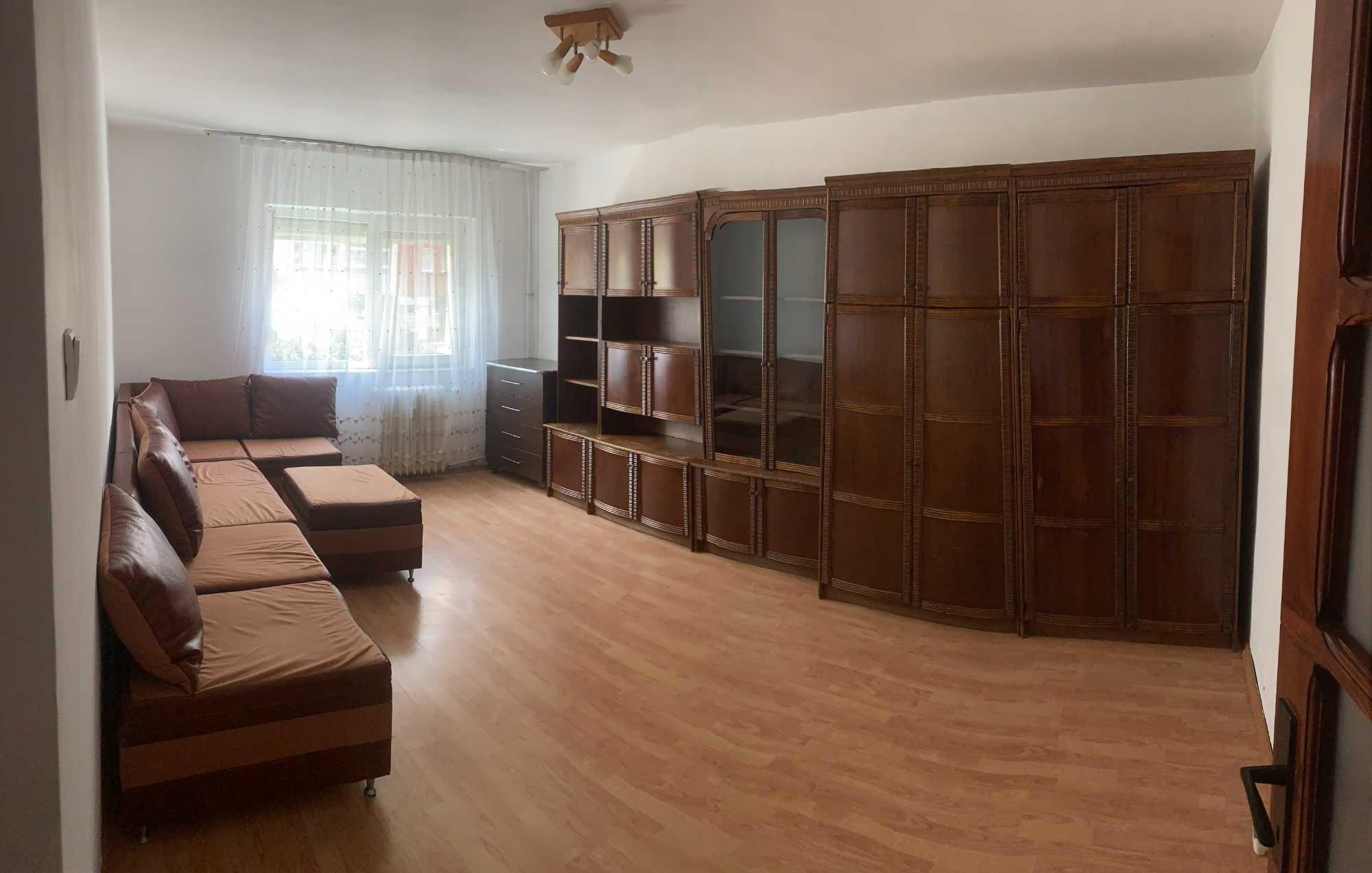 Apartament cu 3 dormitoare, Parcare, 2 bai, 1 balcon, decomandat,