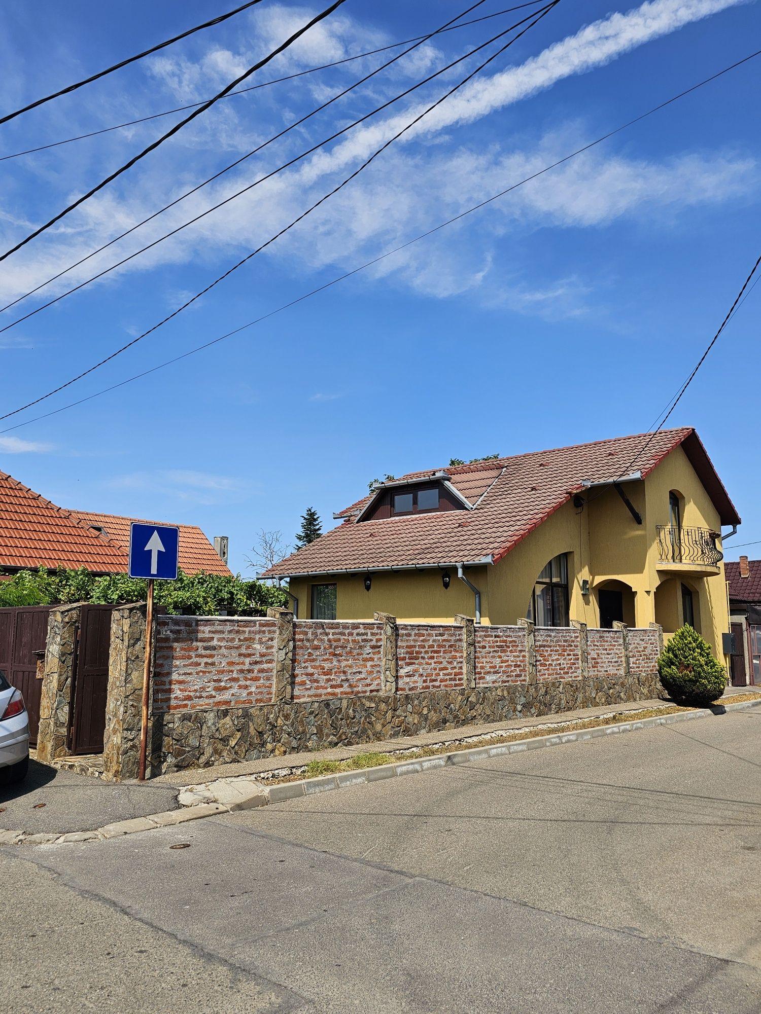Casă de vanzare dublu front stradal