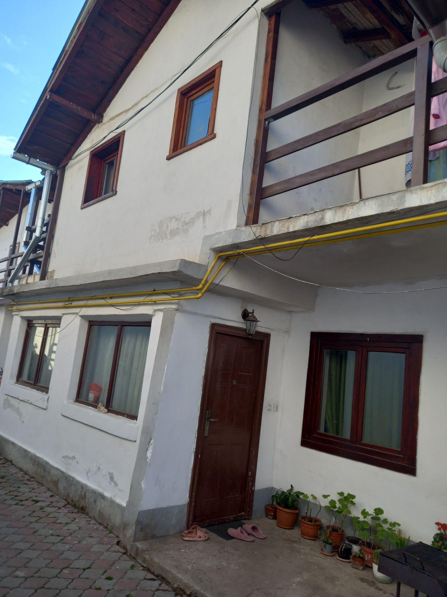 Ofer spre inchiriere 3 camere ap. la casa