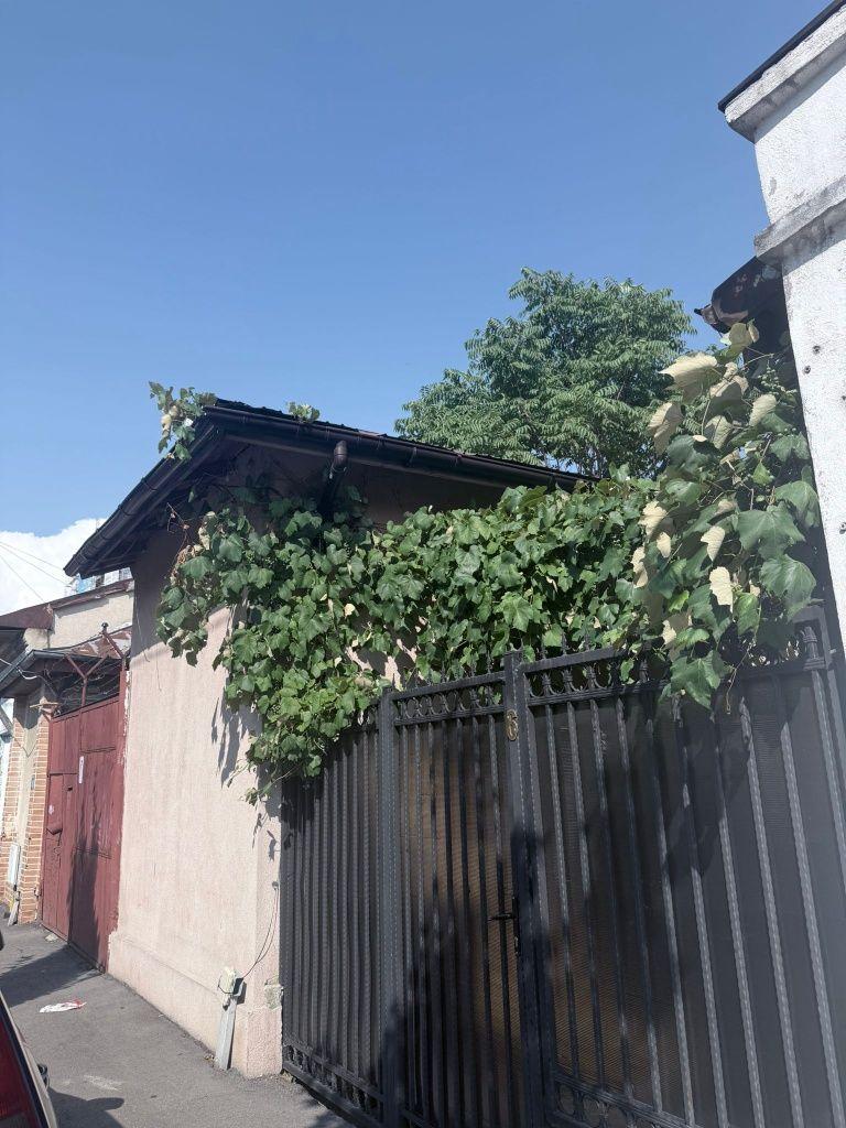Vand casa in curte comuna in spate la mall Veranda