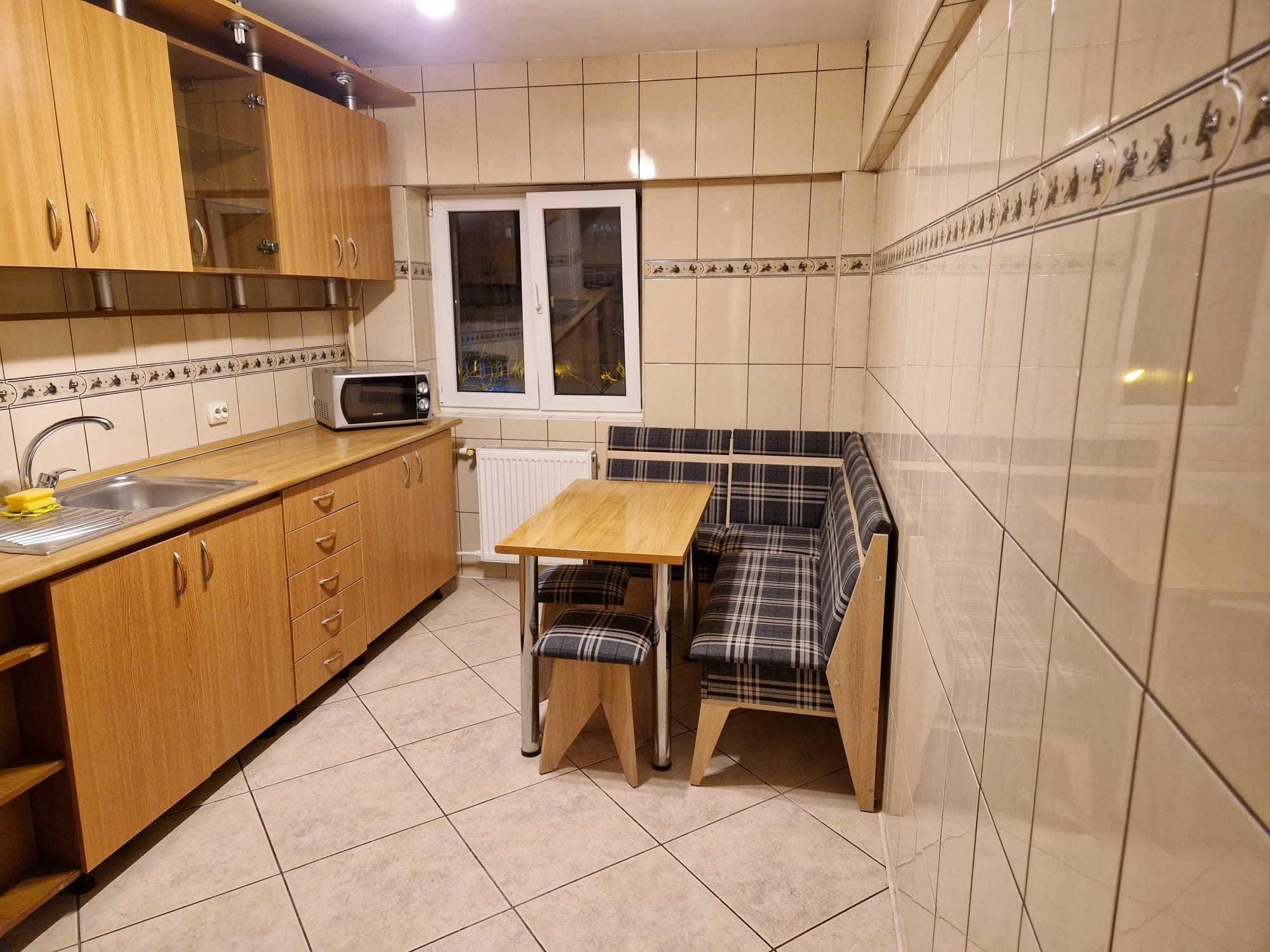 Închiriez apartament cu trei camere