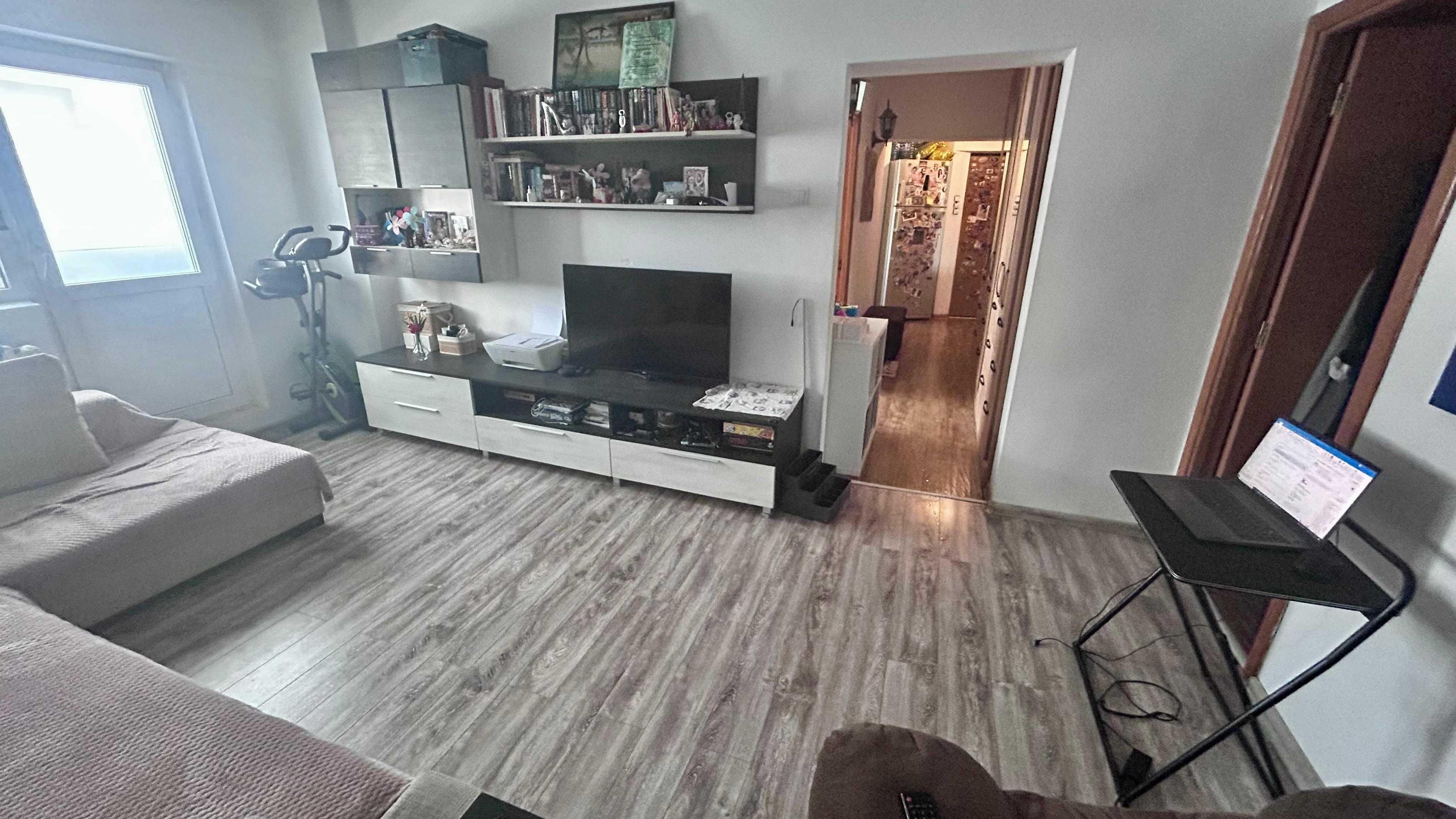 Proprietar - Ap 3 camere, Basarabia/Chisinau, in modul de 2 apartamente, bloc 1986, - imagine 1