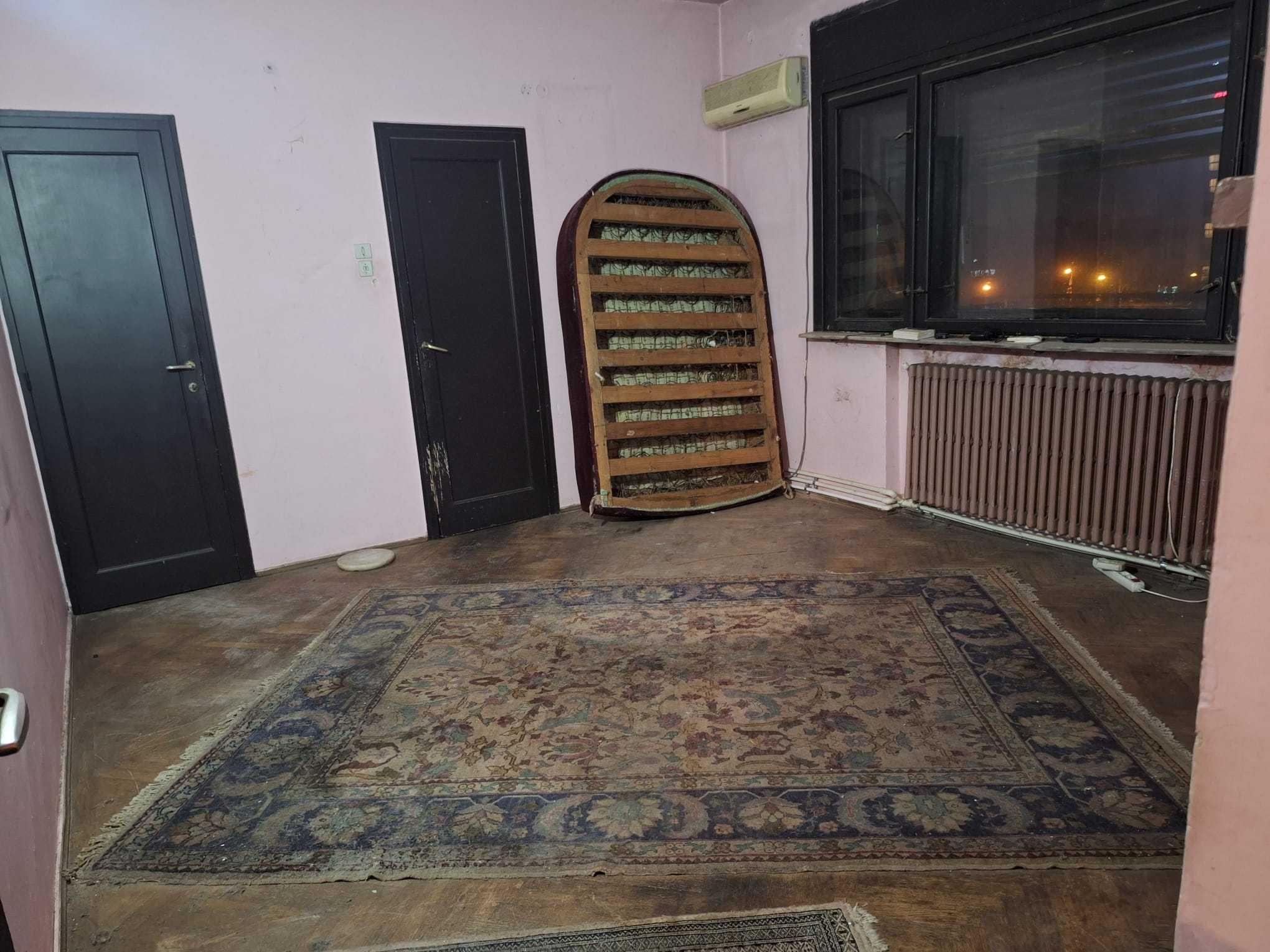 Apartament Piata Unirii (cartierul Evreiesc), terasa 50mp la 188.000 eur, necesita renovari