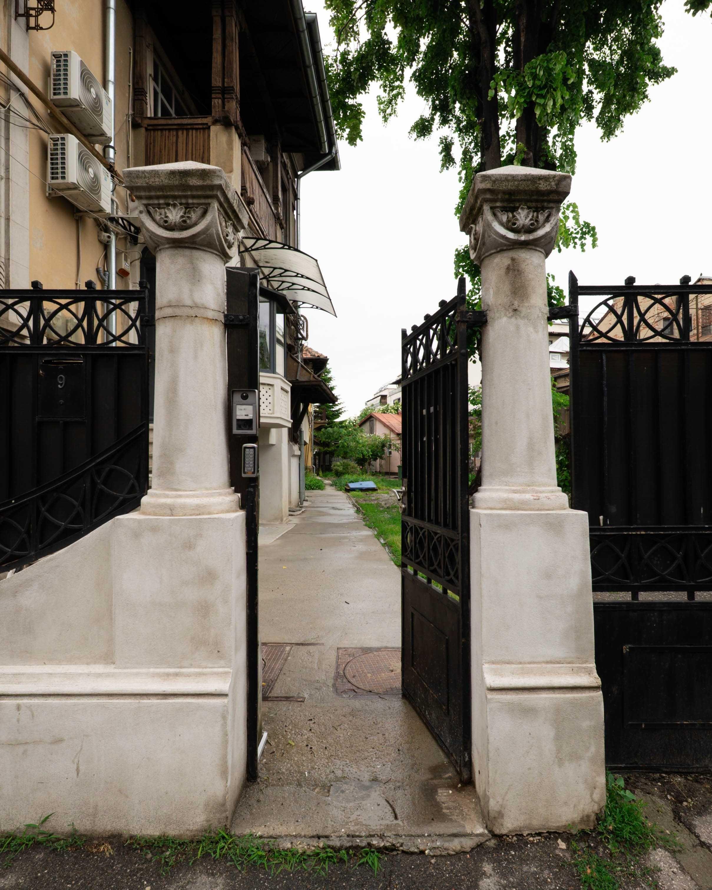 Apartament in vila / demisol inalt 115 mp, 5 camere, 2 intrari - Parcul Carol / ideal investitie