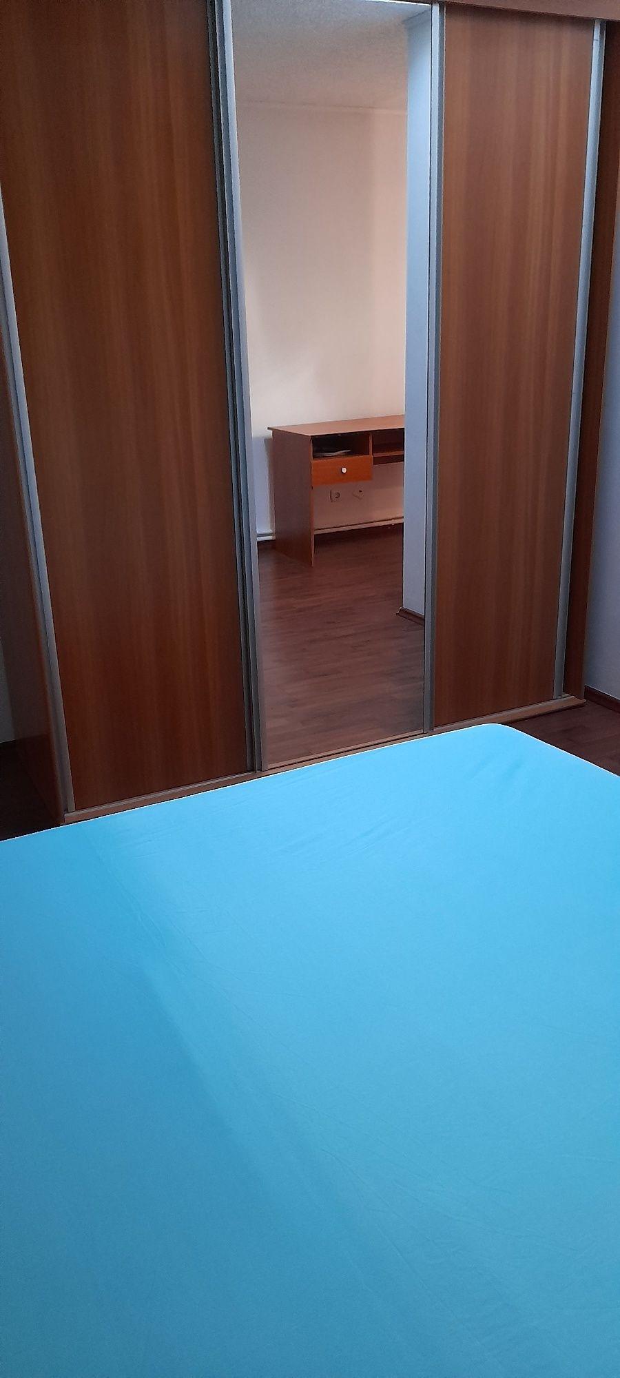 Închiriez camera cu baie proprie la curte