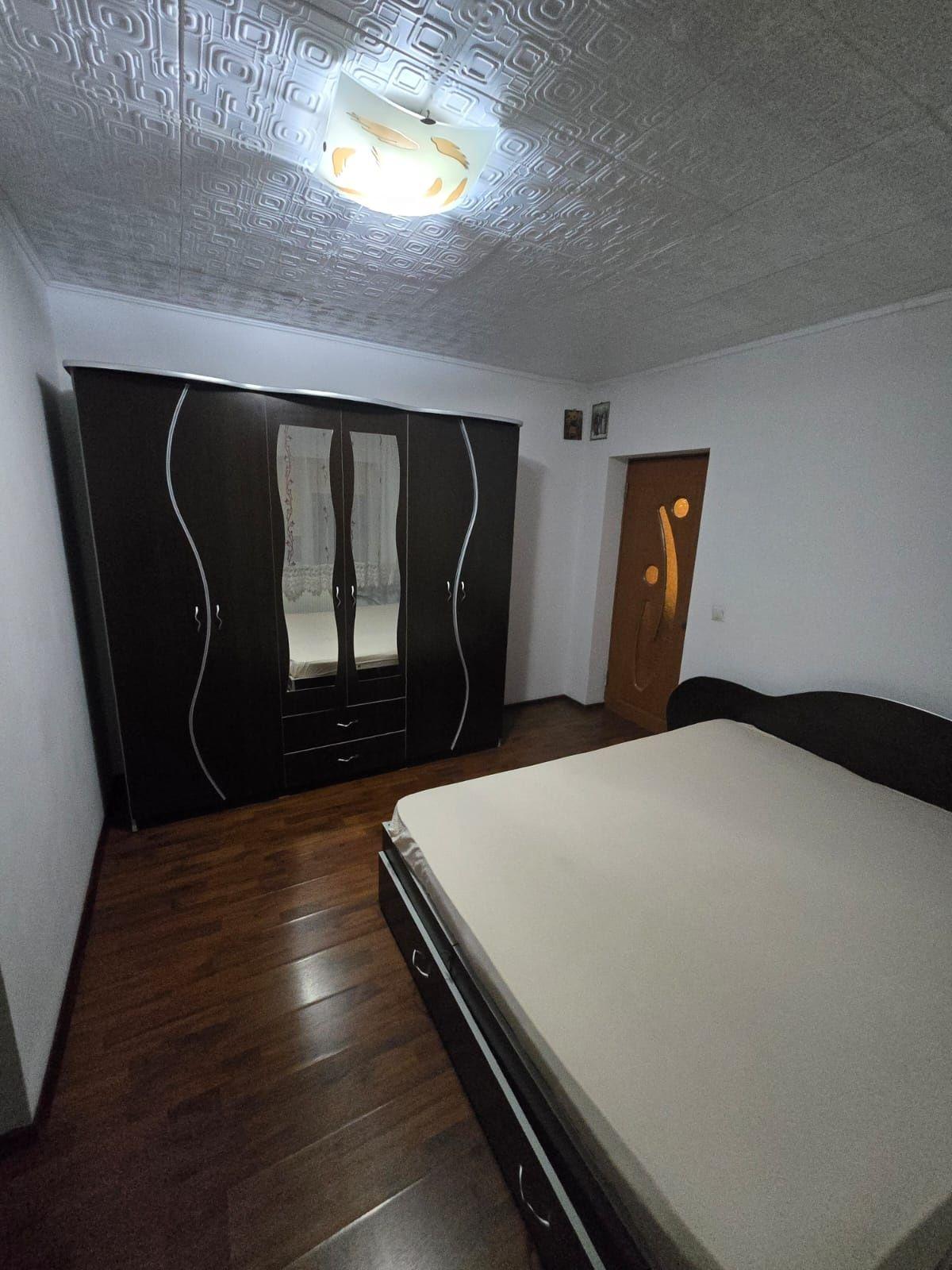 Inchiriez camera cu baie proprie la curte
