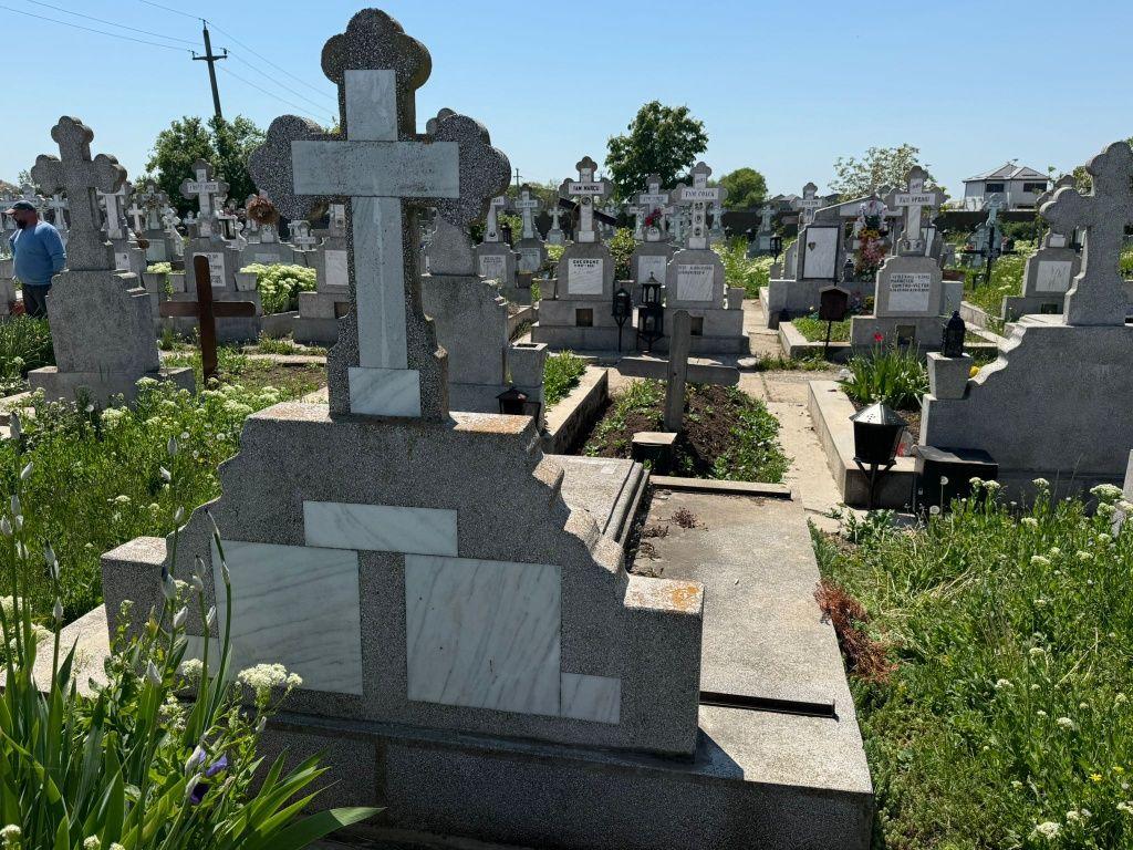 Vand groapa cu 6 locuri 3 pe stânga 3 pe dreapta cimitiru privat magurele pentru mai multe detali sunati la nr de telefo - imagine 1