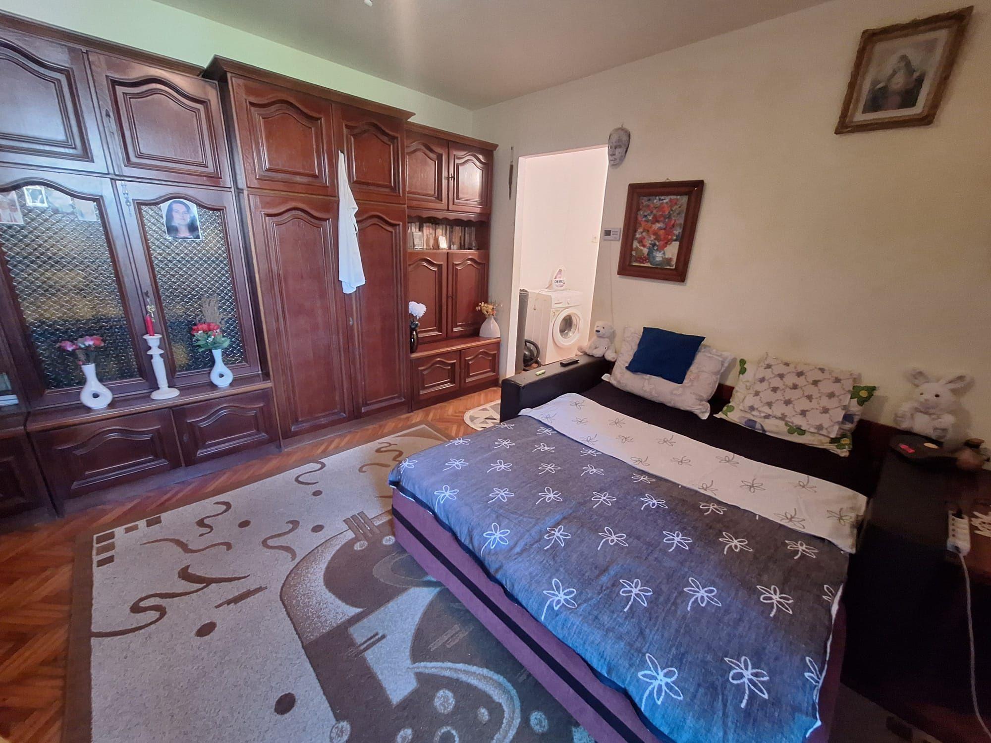 Vând apartament 2 camere+balcon parter înalt Strada Aviatorilor.
