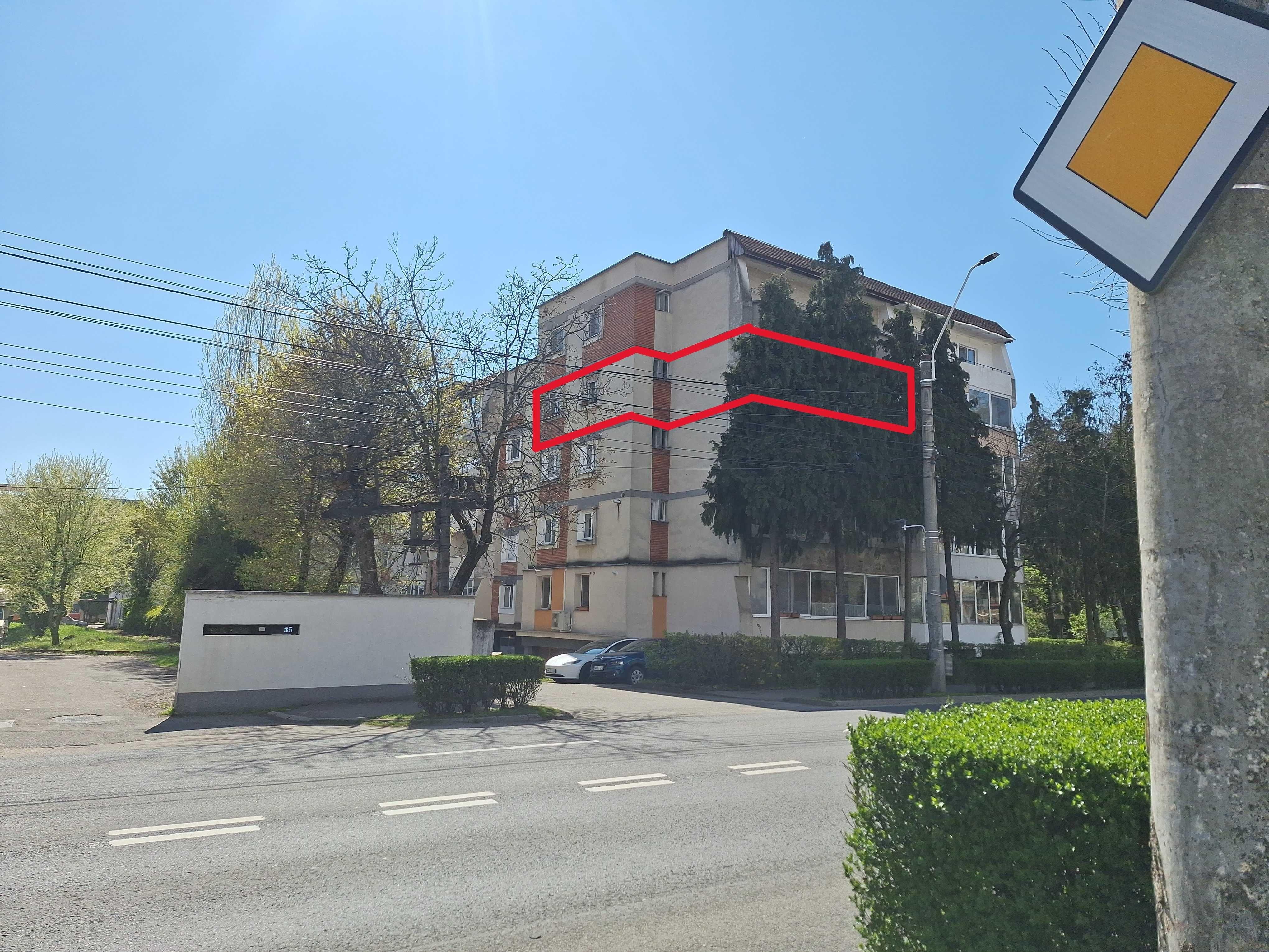 Vand apartament decomandat 3 camere , bucatarie ,2 bai, 80 mp utili situat central