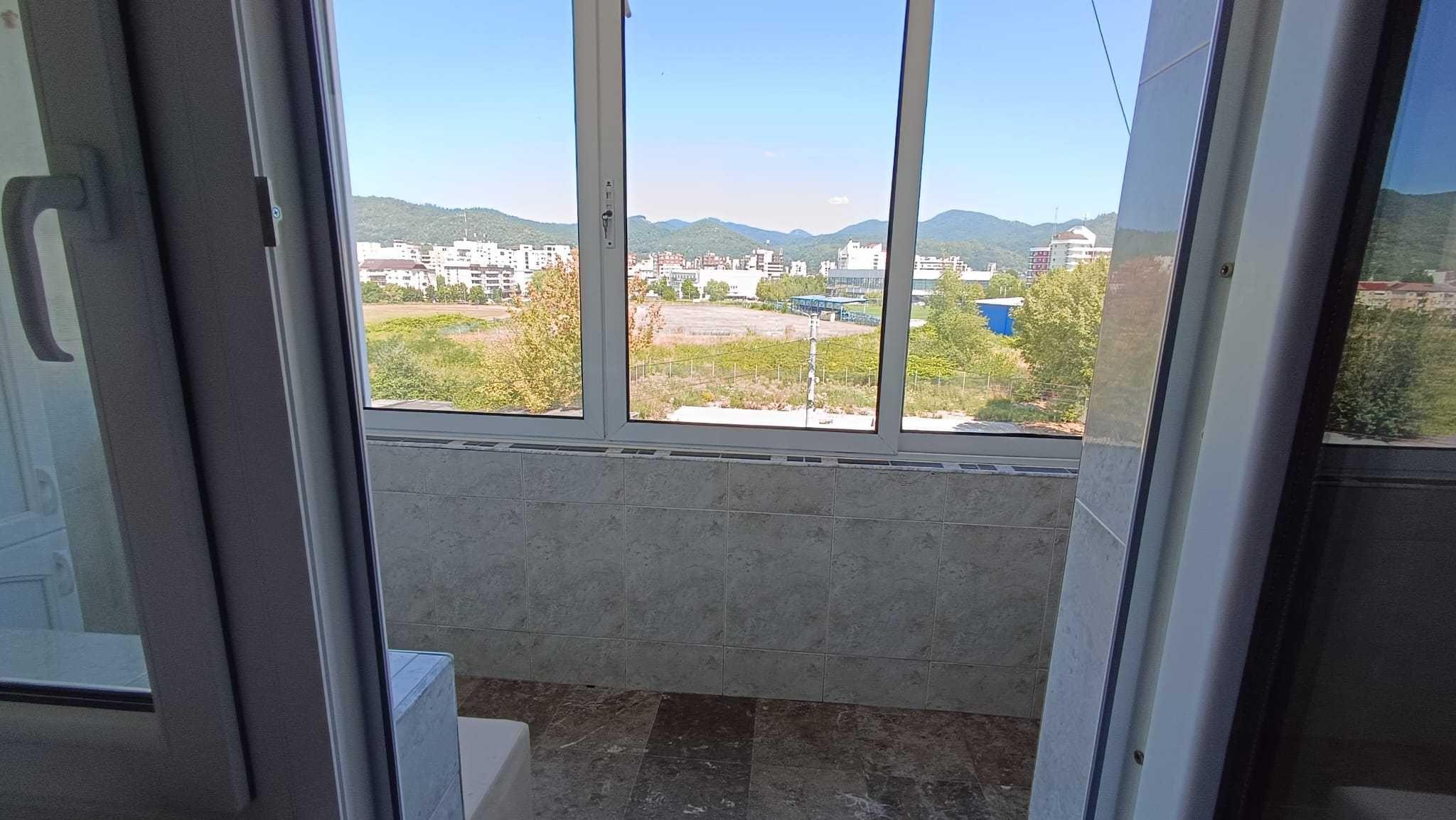 Inchiriez apartament decomandat 3 camere 2 bai zona centrala