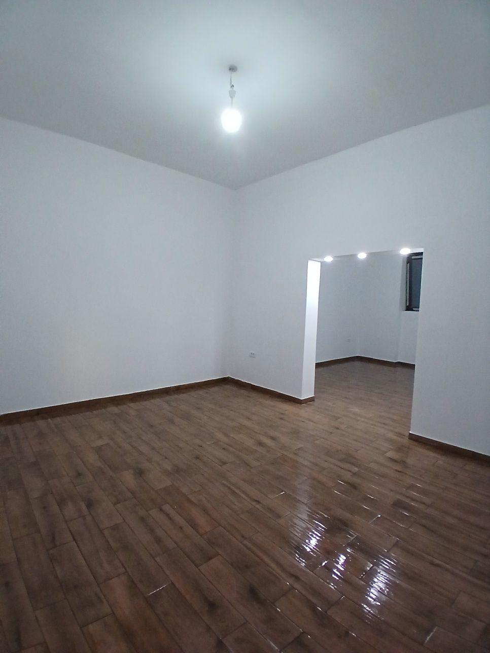 Vand urgent apartament ultracentral la vila parter