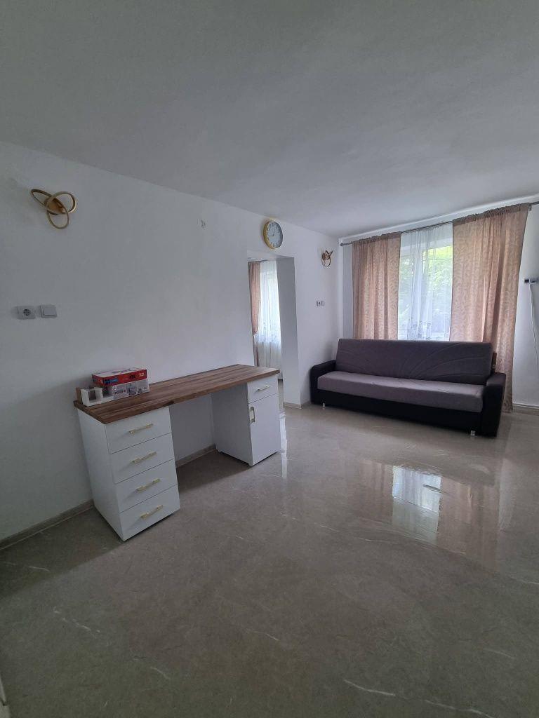 Închiriez apartament - imagine 1