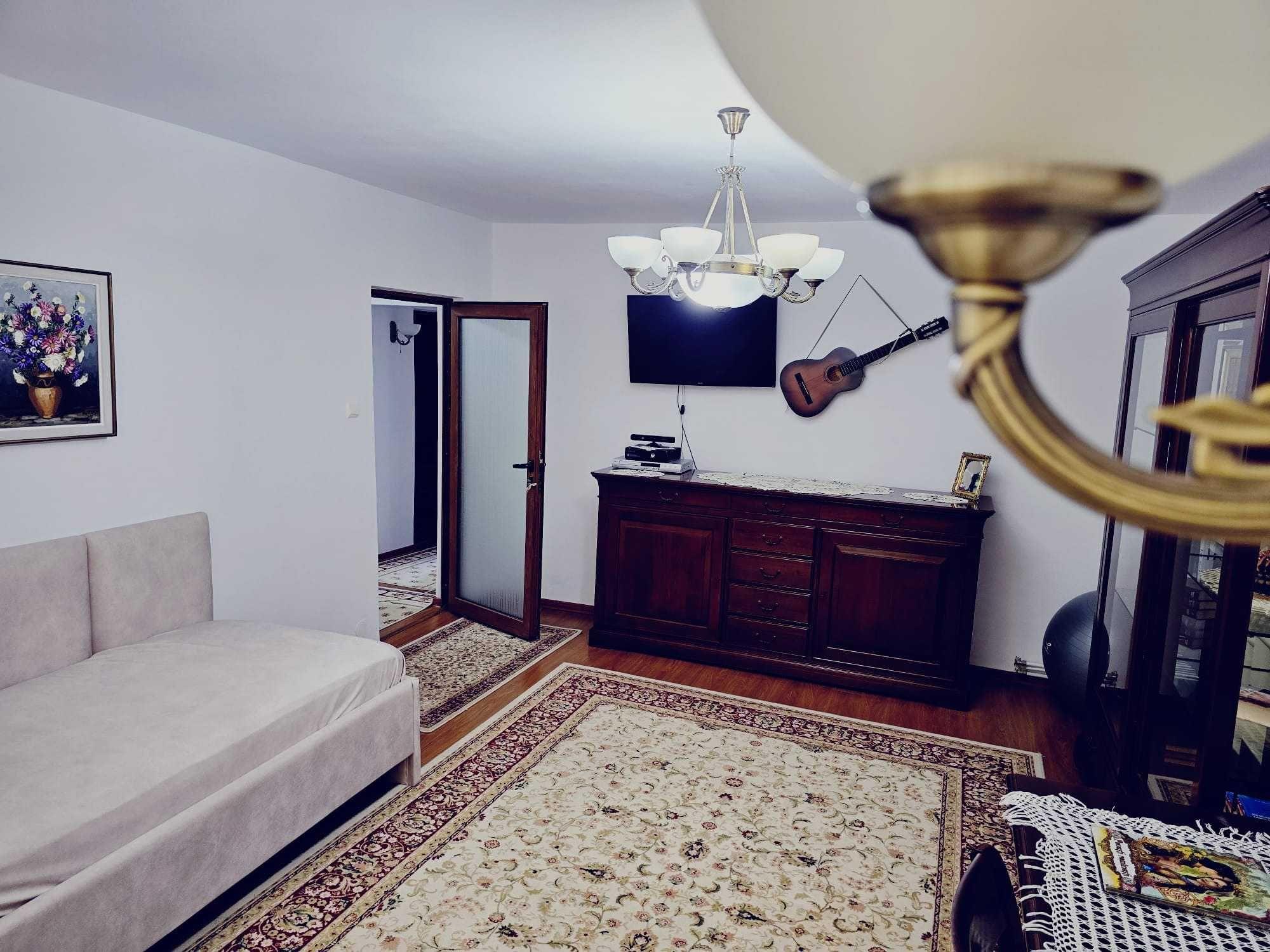 Vând apartament cu 3 camere, decomandat