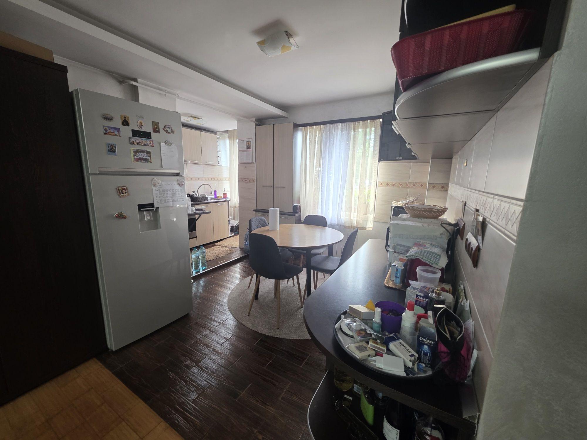 Apartament 3 camere 72mp2 et 2,loc de parcare proprietate