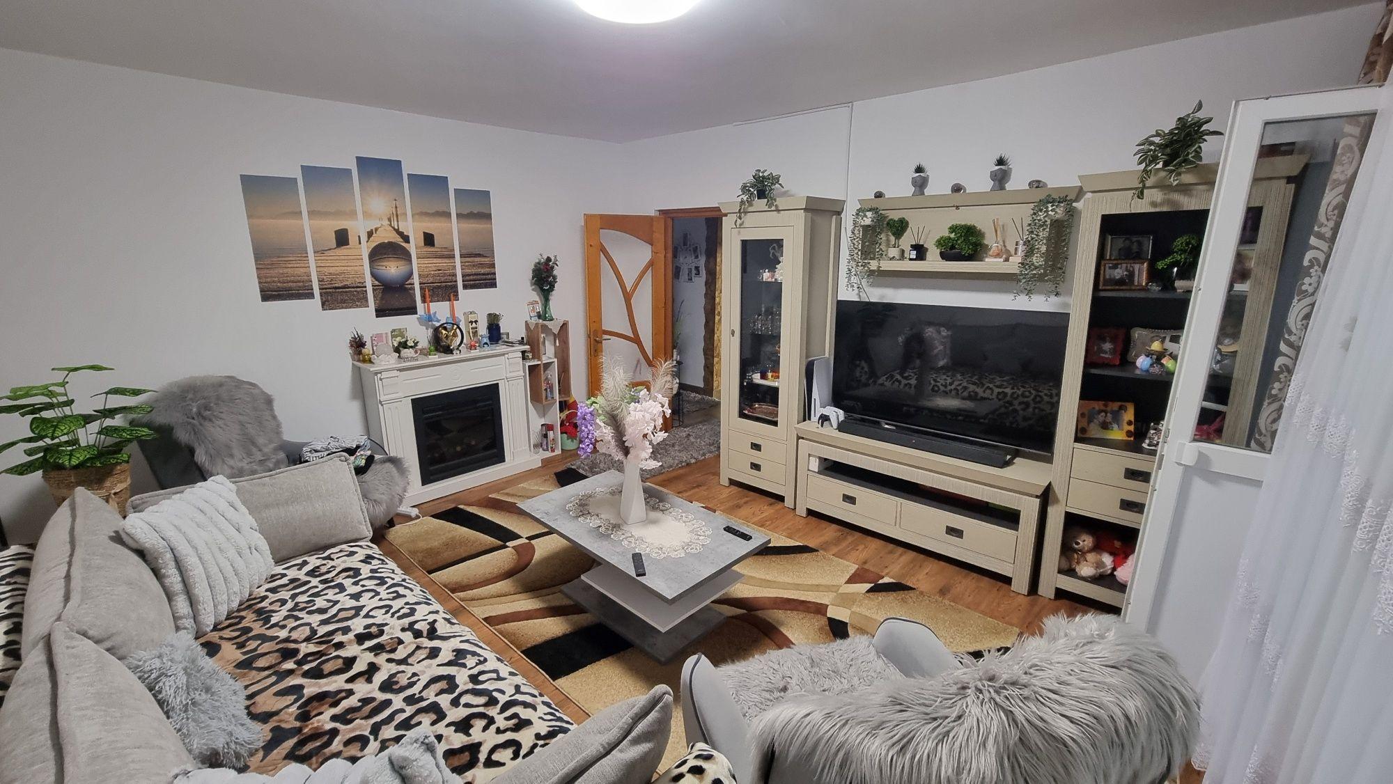 Apartament 4 camere, decomandat, etaj 1